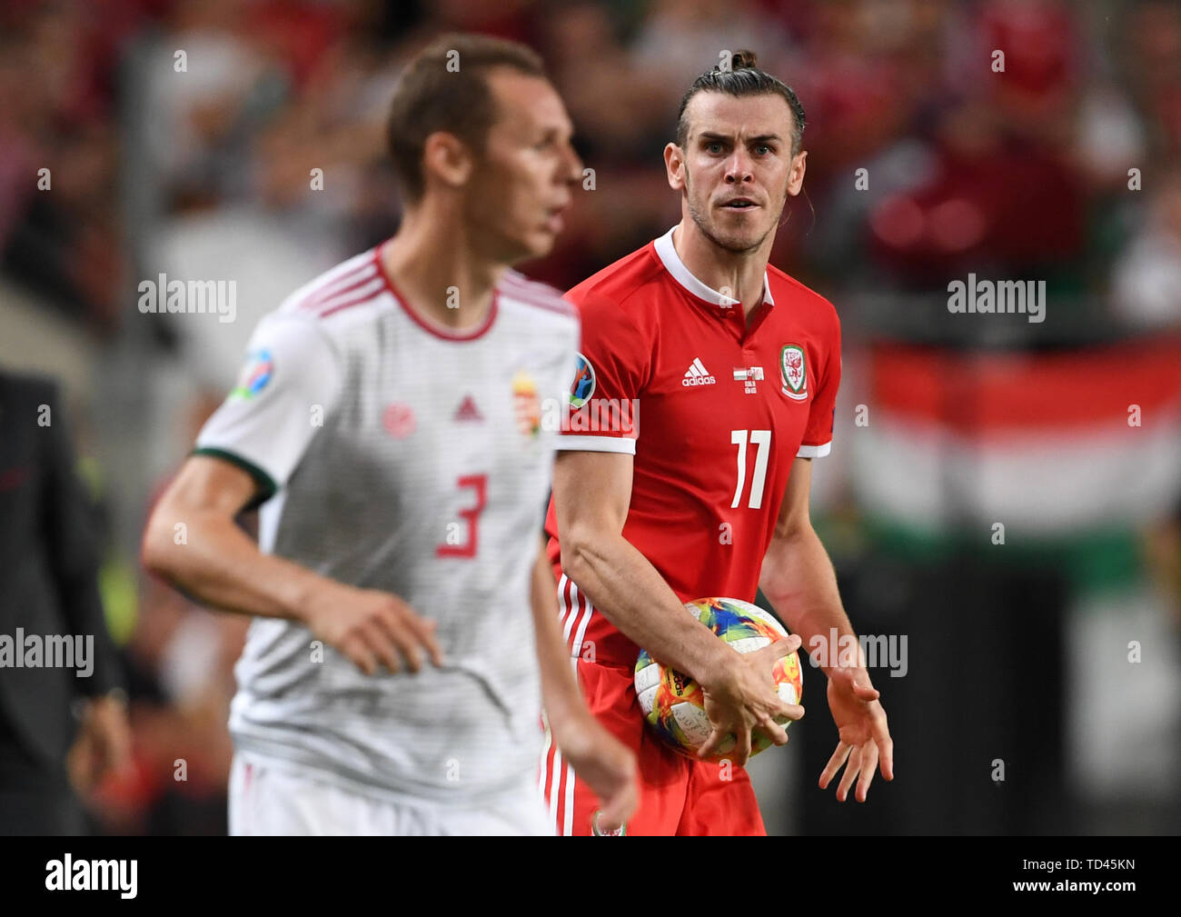 Wales" Gareth Bale reagiert, nachdem sie von einer schnellen Einwurf von Ungarn Mihaly Korhut während der UEFA EURO 2020 Qualifikation, Gruppe E auf der Groupama Arena, Budapest gestoppt. Stockfoto