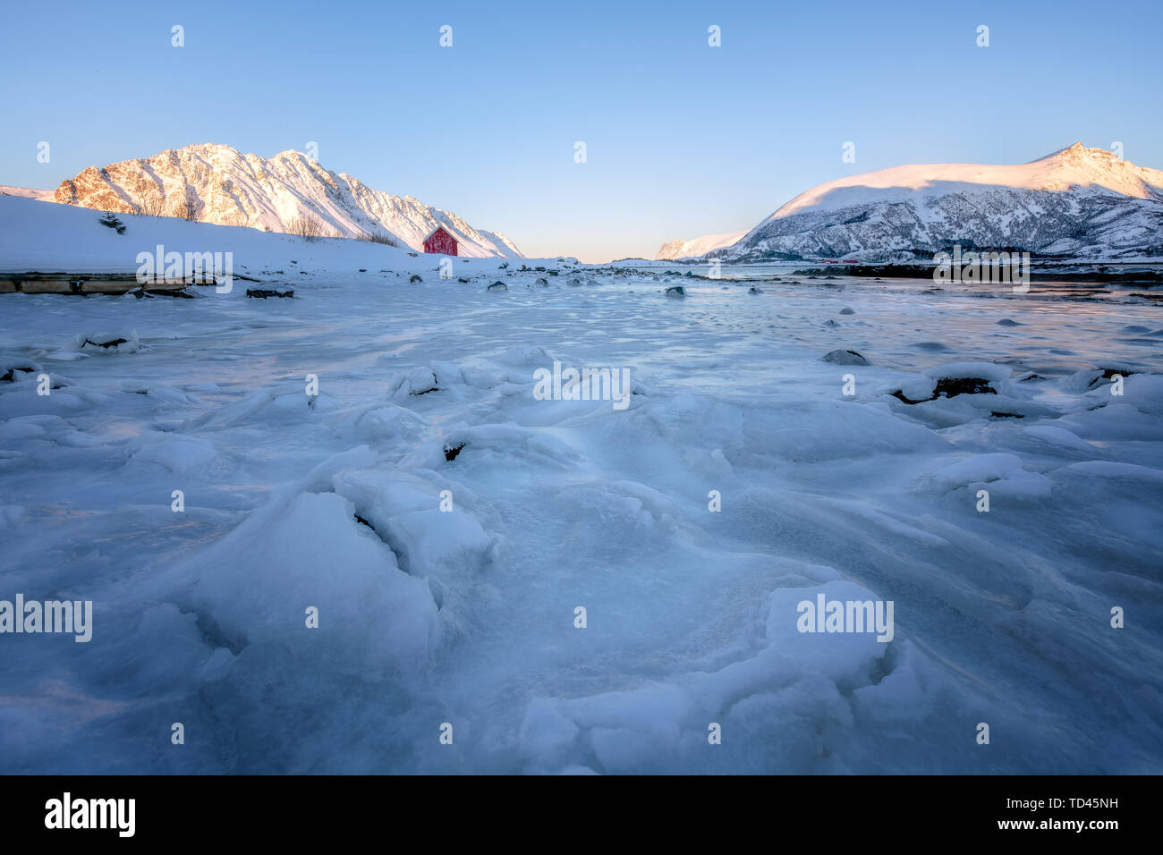 Rorbuer (Fisherman's Hut) auf einem zugefrorenen See, Lofoten, Nordland, Arktis, Norwegen, Europa Stockfoto