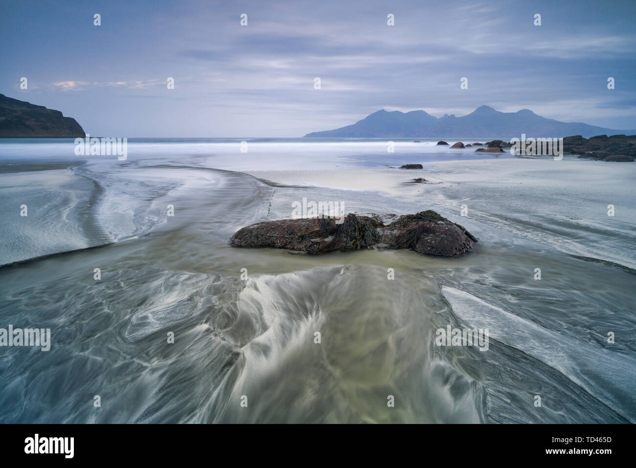 Die Insel Rhum aus laig Bay, Cleadale, Insel Eigg, kleinen Inseln der Inneren Hebriden, Schottland, Großbritannien, Europa Stockfoto