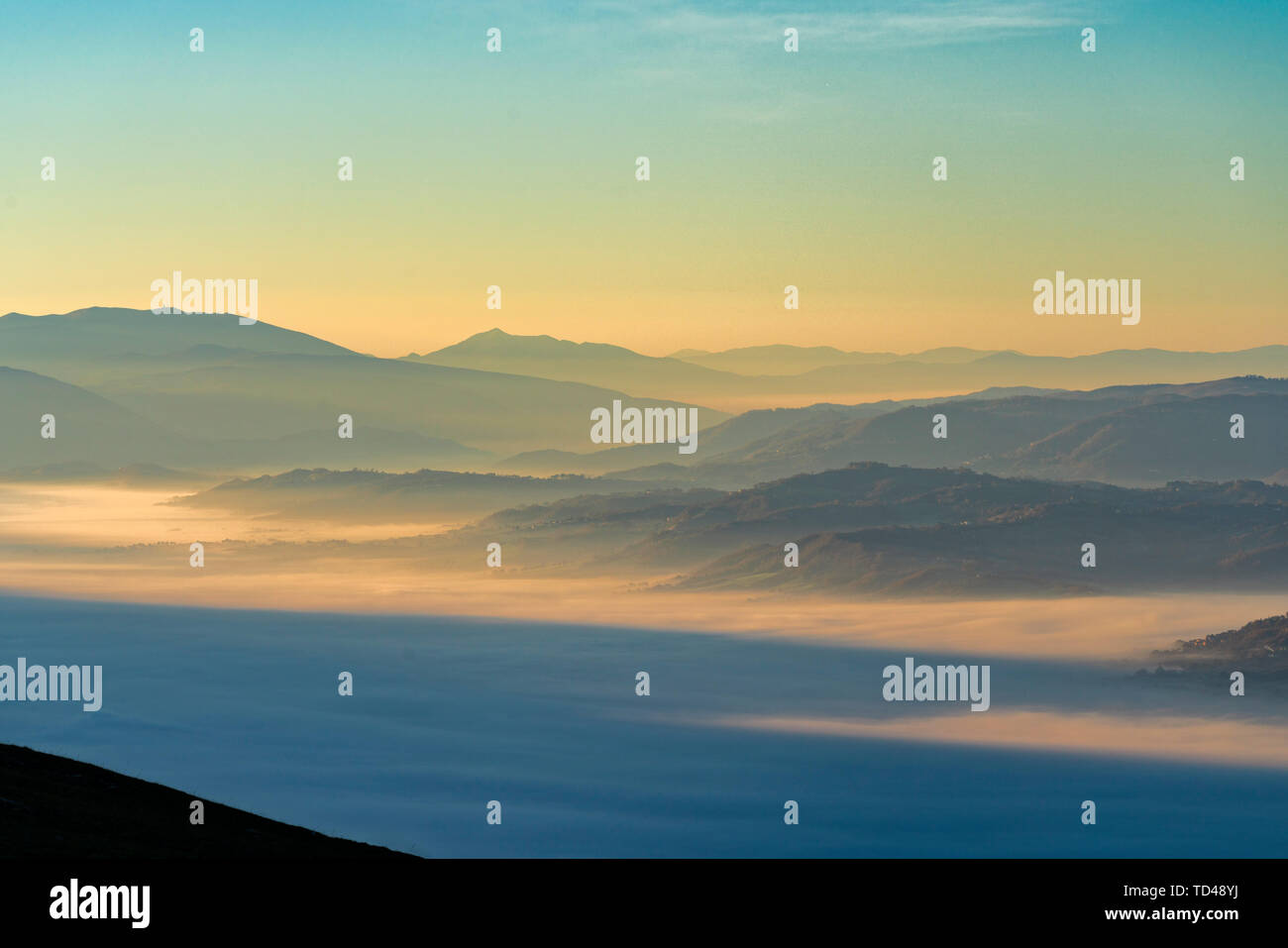 Apennin bei Sonnenaufgang auf dem Monte Cucco, Umbrien, Italien, Europa Stockfoto