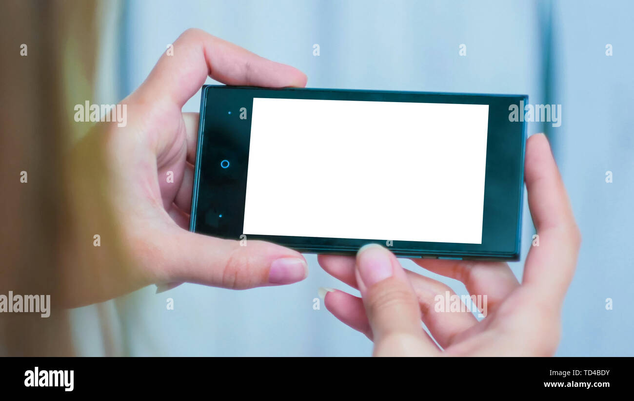 Frau Suchen auf Smartphone mit weißen leere Anzeige Stockfoto