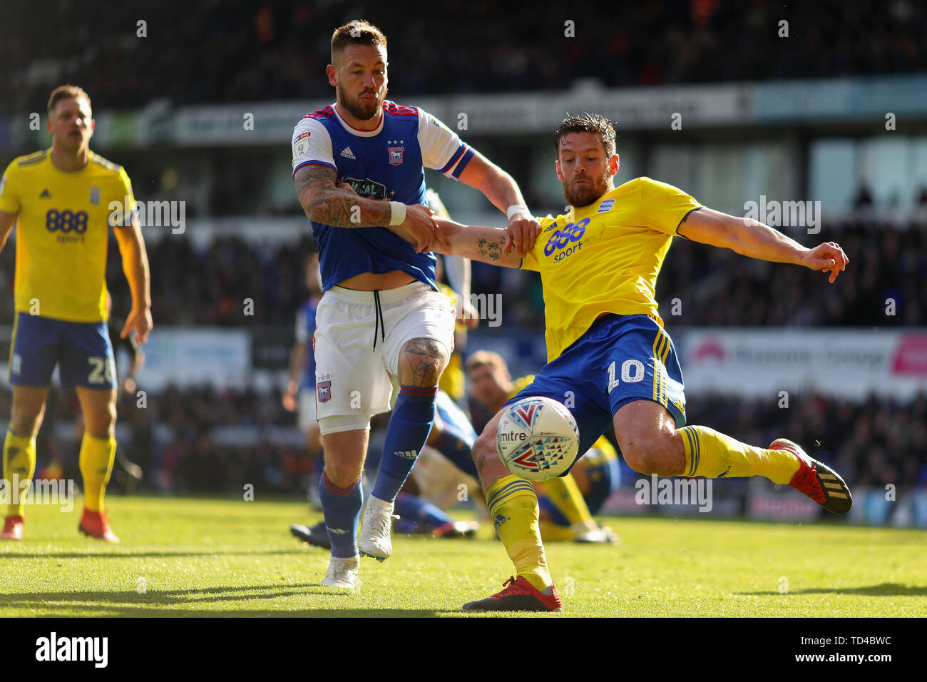 Lukas Kammern von Ipswich Town und Lukas Jutkiewicz von Birmingham City Schlacht für Besitz - Ipswich Town v Birmingham City, Sky Bet Meisterschaft, Portman Road, Ipswich - 13. April 2019 Editorial nur verwenden - DataCo Einschränkungen Stockfoto