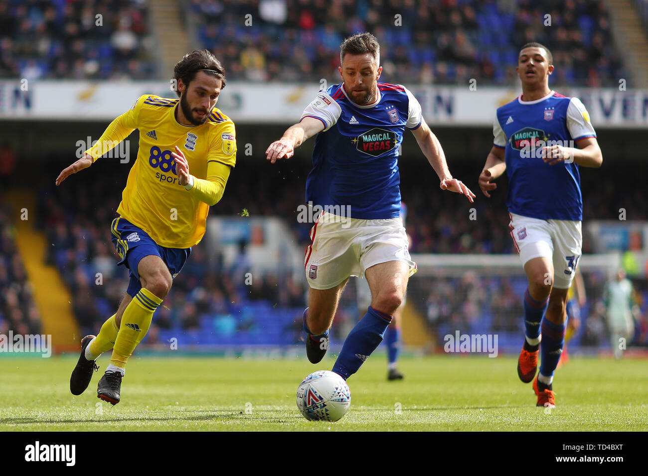 Cole Skuse von Ipswich Town und Jota von Birmingham City - Ipswich Town v Birmingham City, Sky Bet Meisterschaft, Portman Road, Ipswich - 13. April 2019 Editorial nur verwenden - DataCo Einschränkungen Stockfoto