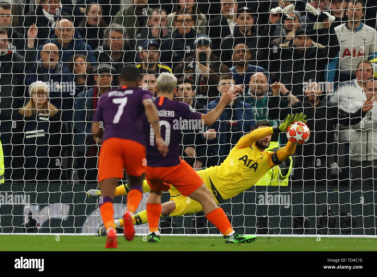 Hugo Lloris von Tottenham Hotspur speichert eine Strafe von Sergio Agüero von Manchester City - Tottenham Hotspur v Manchester City, UEFA Champions League Viertelfinale - 1 Bein, Tottenham Hotspur Stadium, London, 9. April 2019 Stockfoto