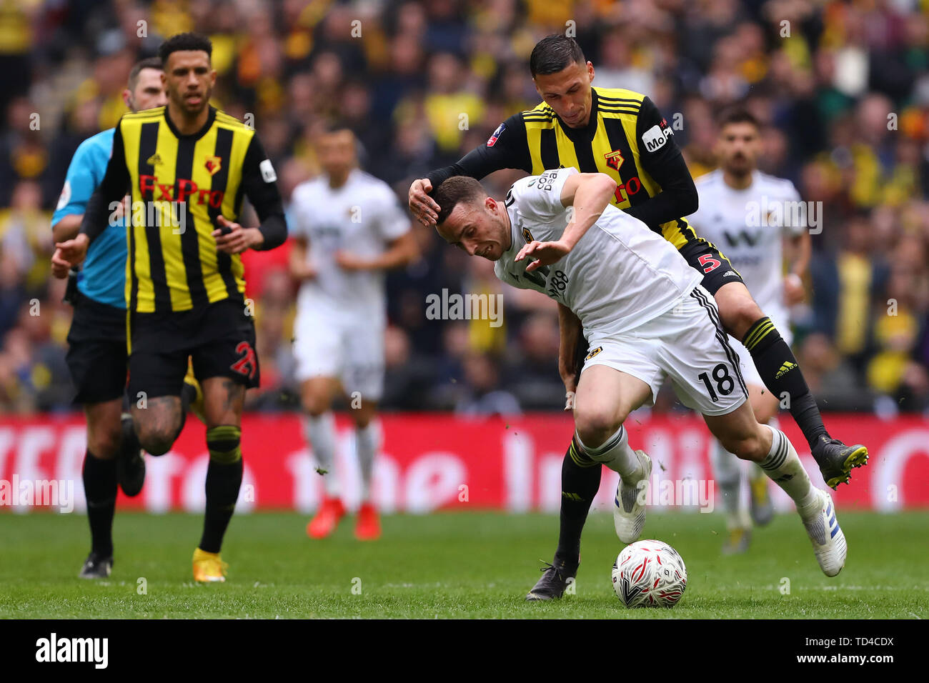 Diogo Jota der Wolverhampton Wanderers ist zurück von Sebastian Prodl von Watford, Watford v Wolverhampton Wanderers, der Emirates FA-Cup Halbfinale, Wembley Stadion, London - 7.April 2019 Editorial verwenden Sie nur gezogen Stockfoto