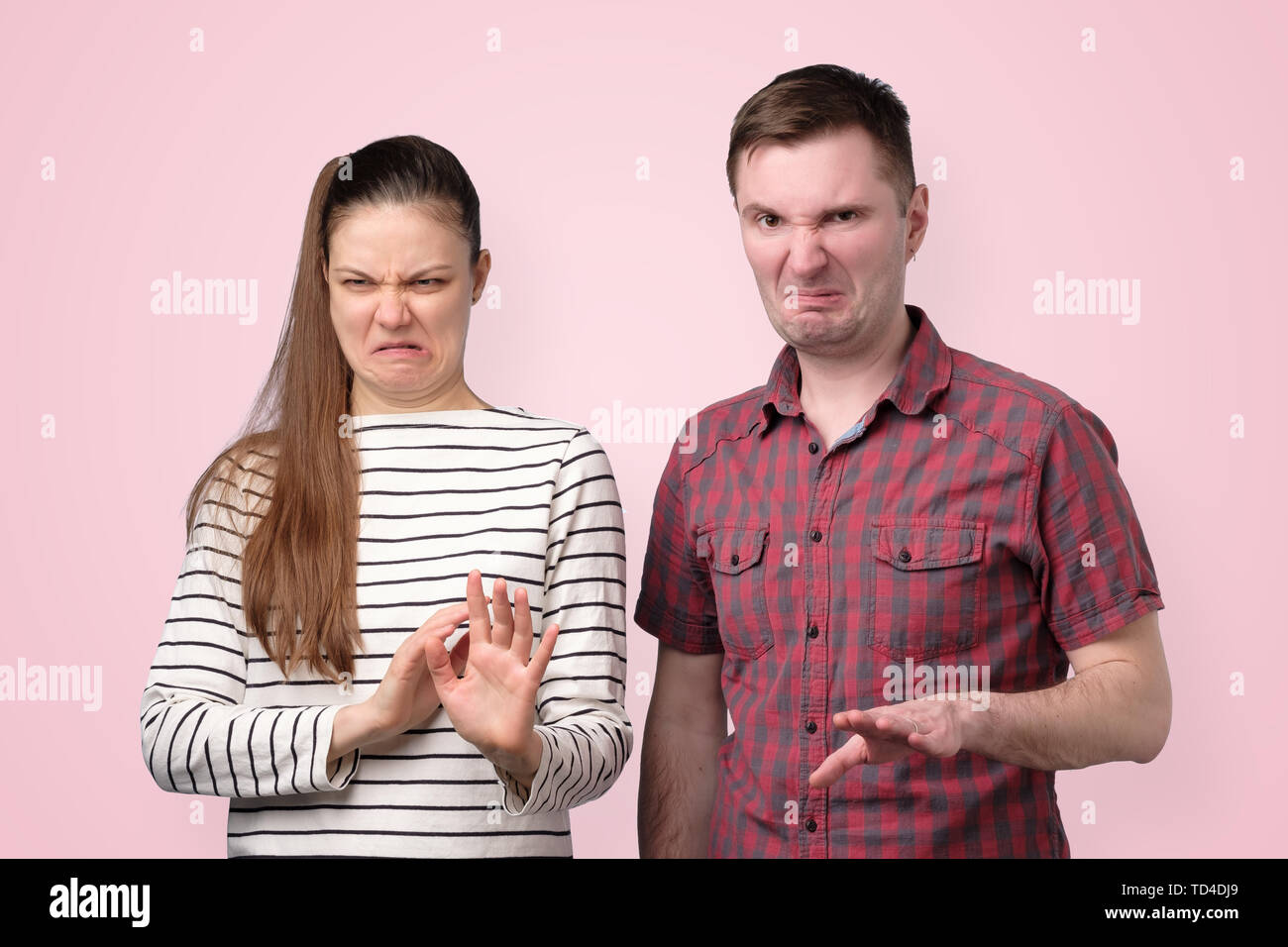 Frau und Mann verleugnen, proposition Ablehnung, Verweigerung schlechtes Angebot Angebot Stockfoto