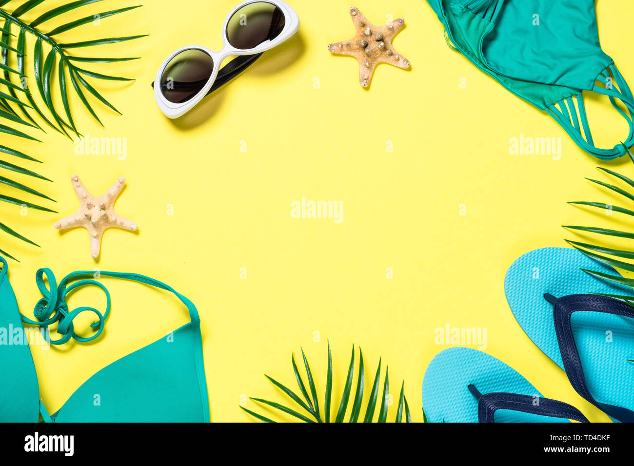 Von tropischen Palmen Blätter, Flip Flops und Seesterne. Sommer Hintergrund. Flach Bild mit kopieren. Stockfoto