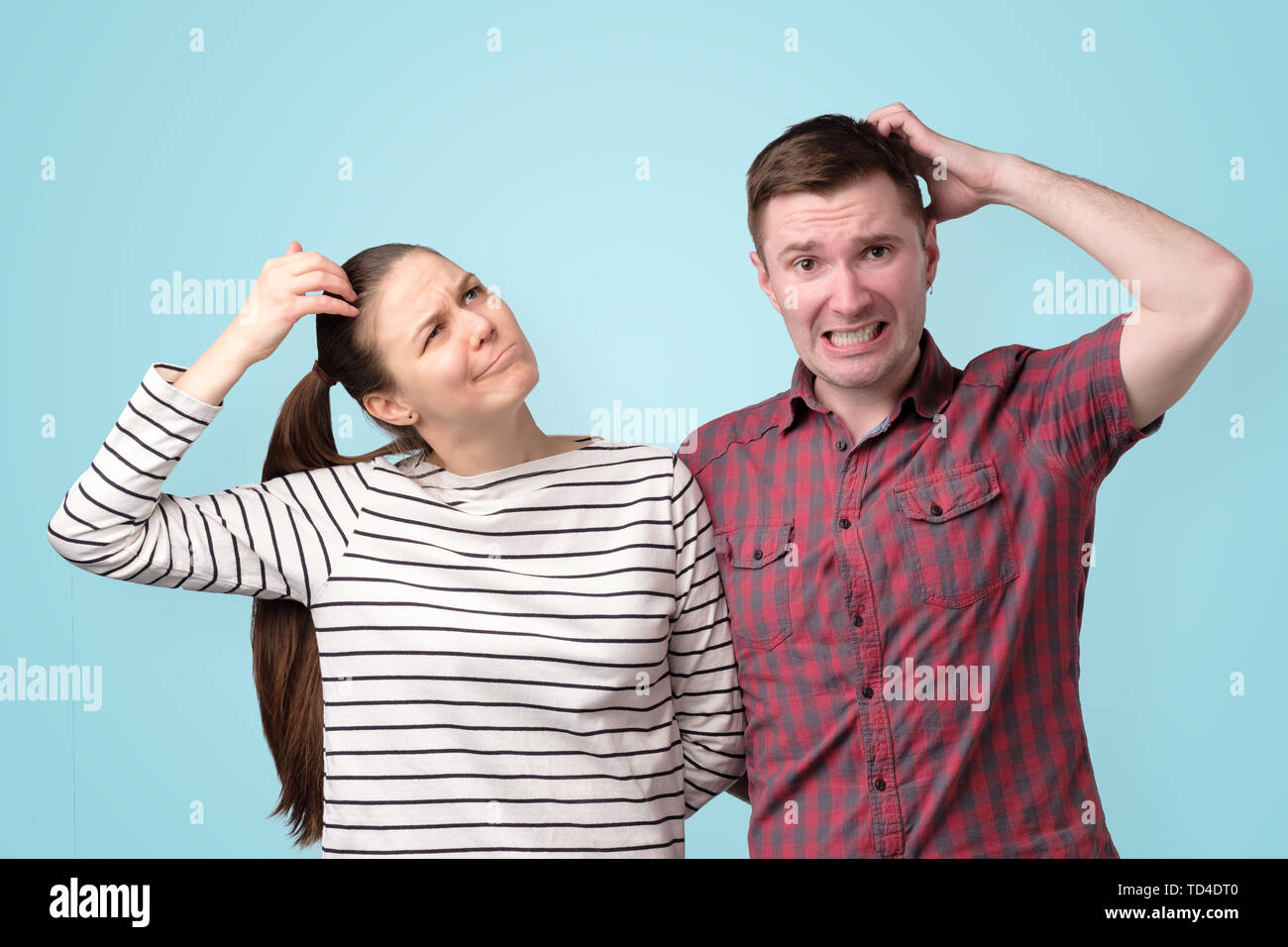 Junges Paar Denken verwirrt über ihre Familie Haushalt Stockfoto