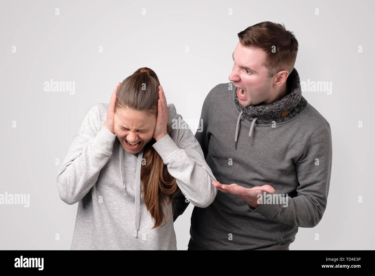 Junge Paare streiten. Mann schrie seine Freundin Stockfoto