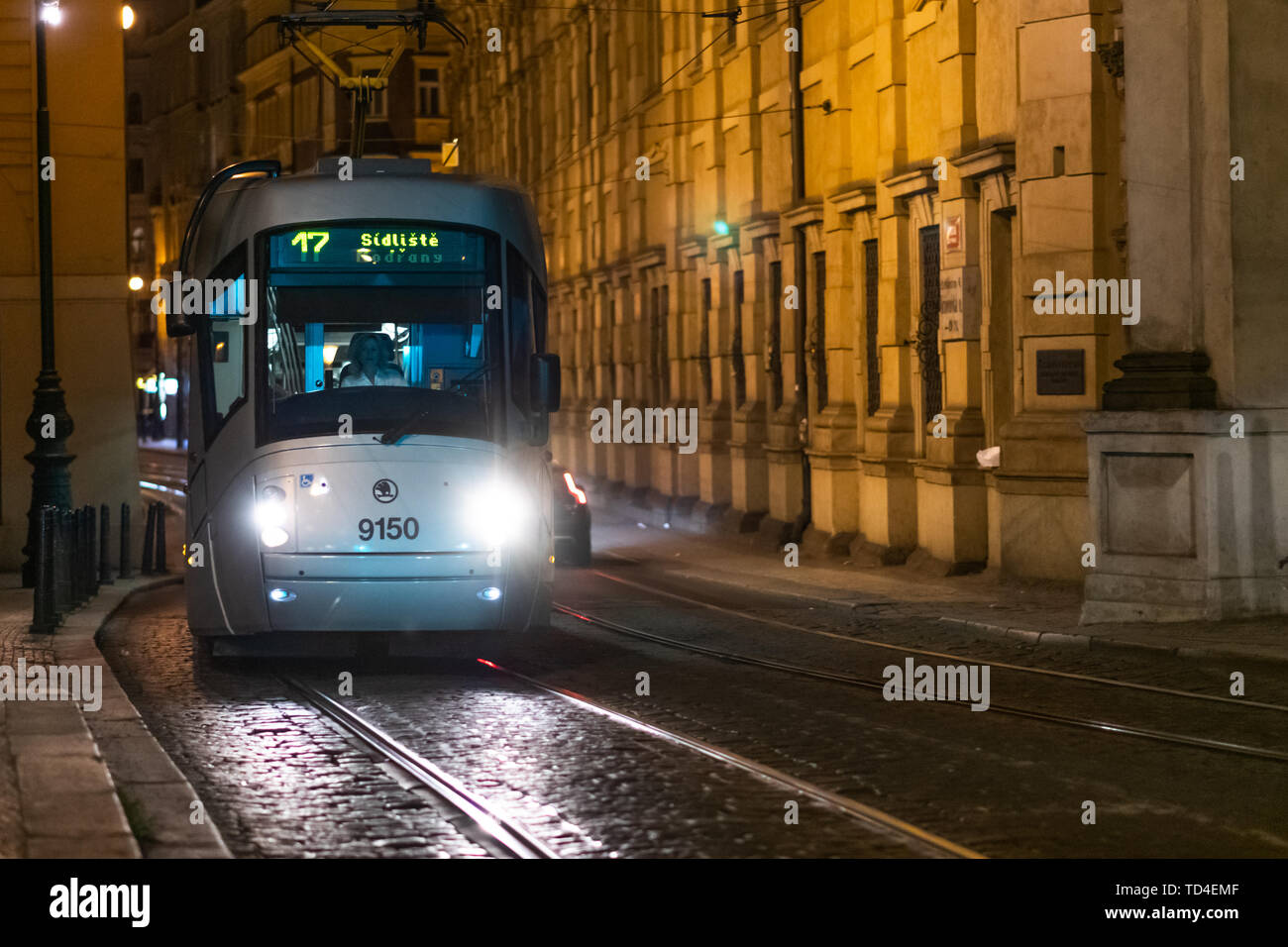 Prag, Tschechische - 12. APRIL 2019: eine Straßenbahn in Prag Reisen durch die Nacht mit einem weiblichen Fahrer an der Vorderseite Stockfoto