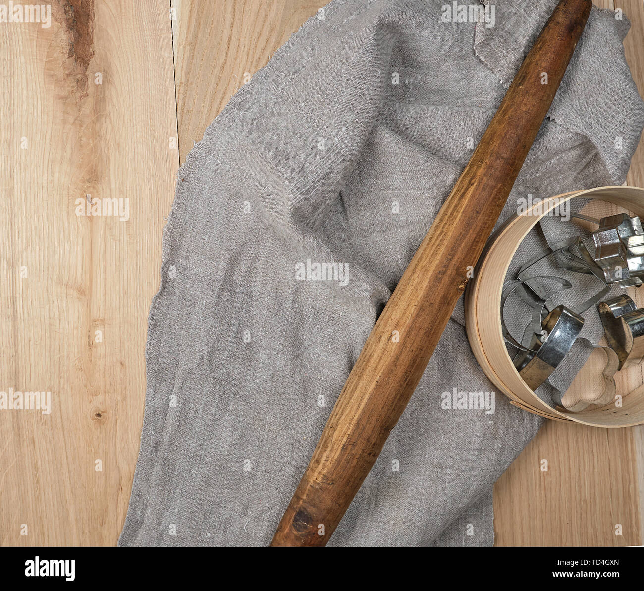 Küche aus Holz Artikel Rolling Pin, Sieb auf einem grauen Bettwäsche Handtuch, Ansicht von oben Stockfoto