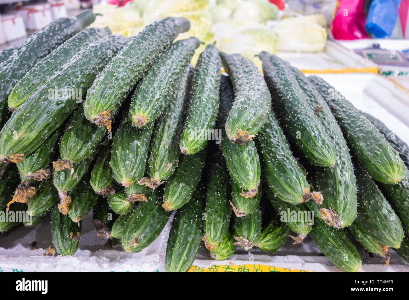 Gurken warten an einem Großhandel Gemüsemarkt verkauft zu werden. Stockfoto