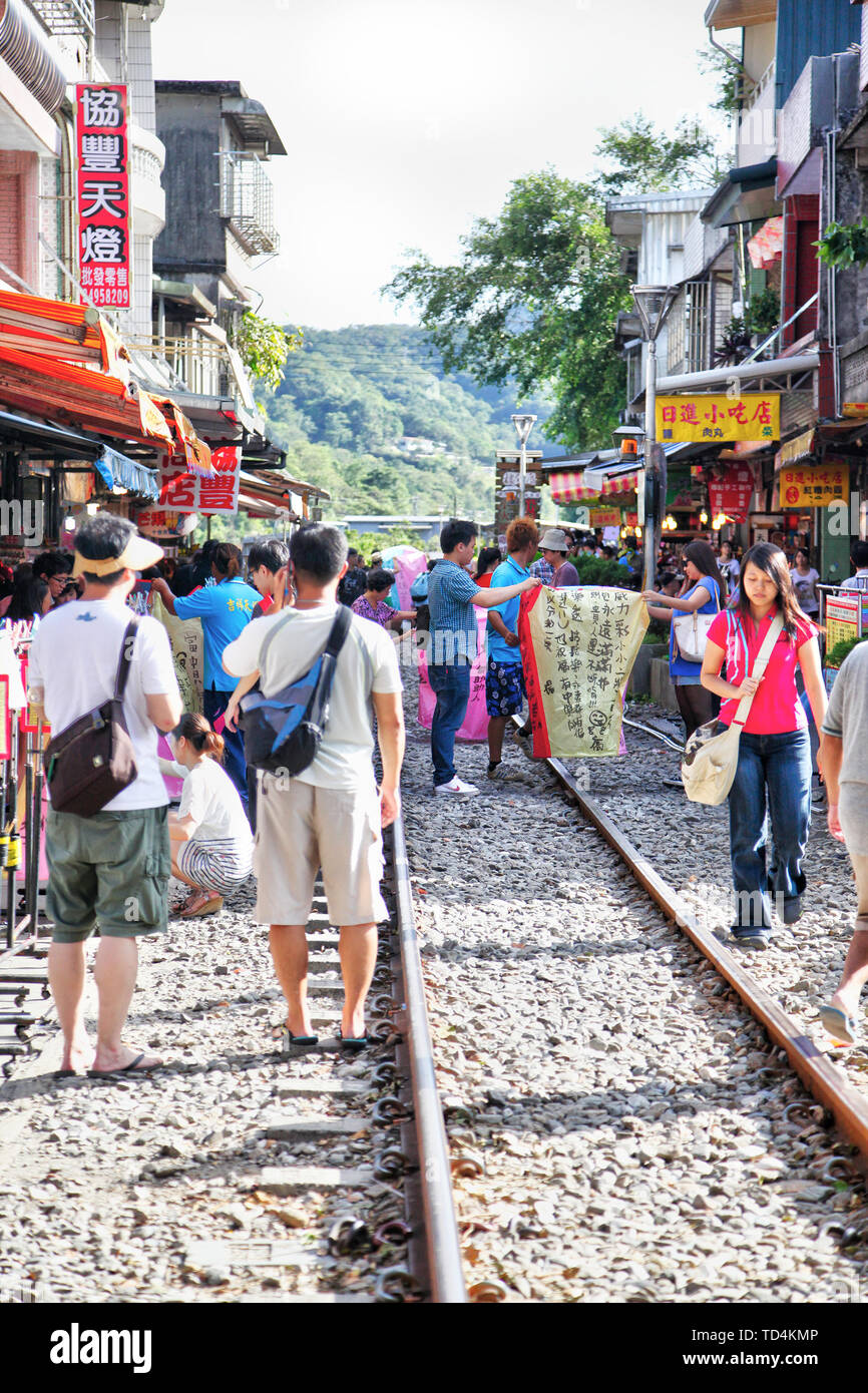 SHIFEN, TAIWAN - May 15, 2013: Besucher schrieben ihre Wünsche auf Sky Laternen und für den Start auf die Gleise der alten Straße in Taiwan Shifen vorbereitet Stockfoto