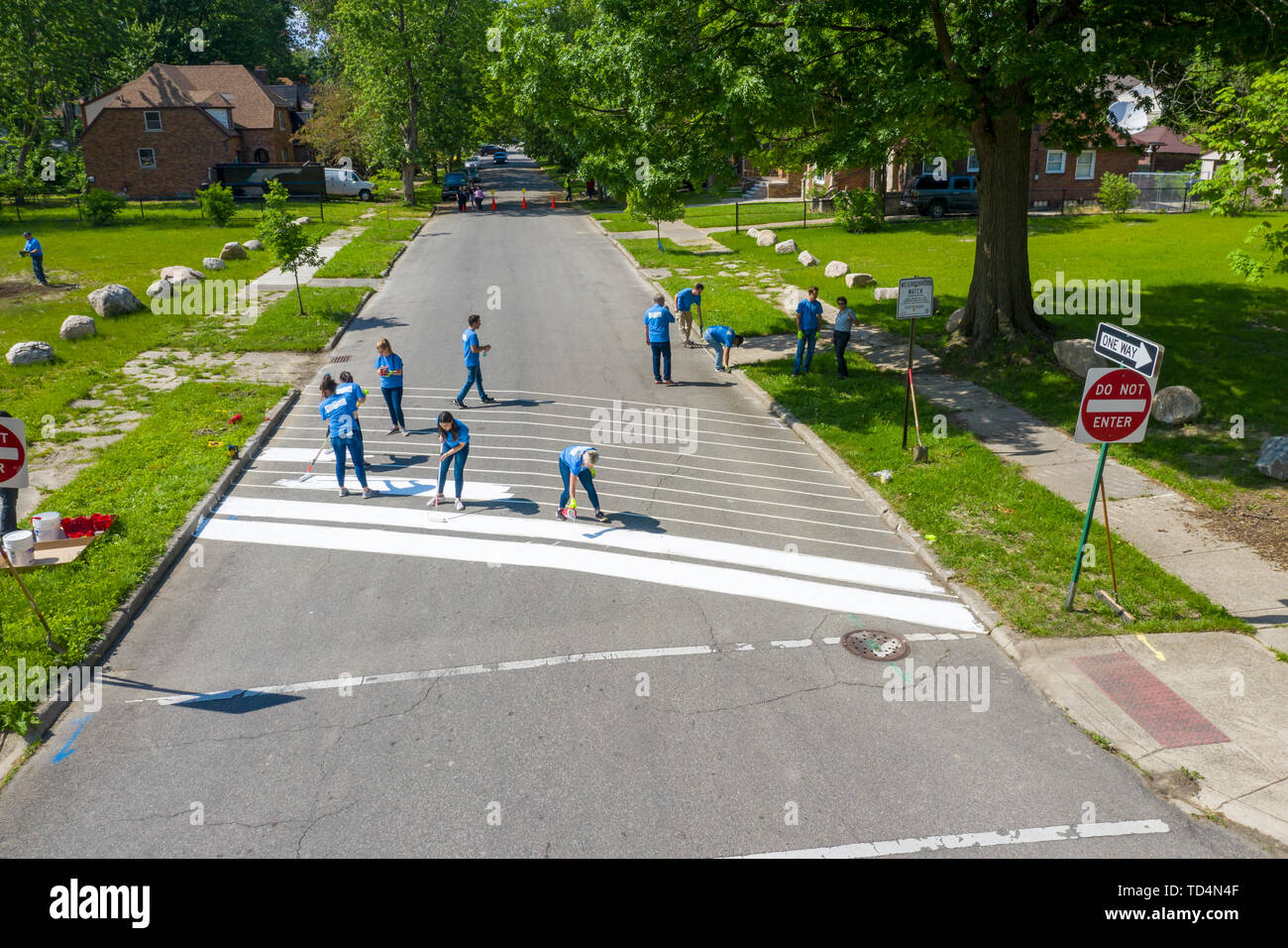 Detroit, Michigan - die Freiwilligen von Cooper Standard Hilfe ein neuer Stadtpark im Morningside Nachbarschaft bauen. Sie sind Malerei weißen Streifen auf dem Stockfoto