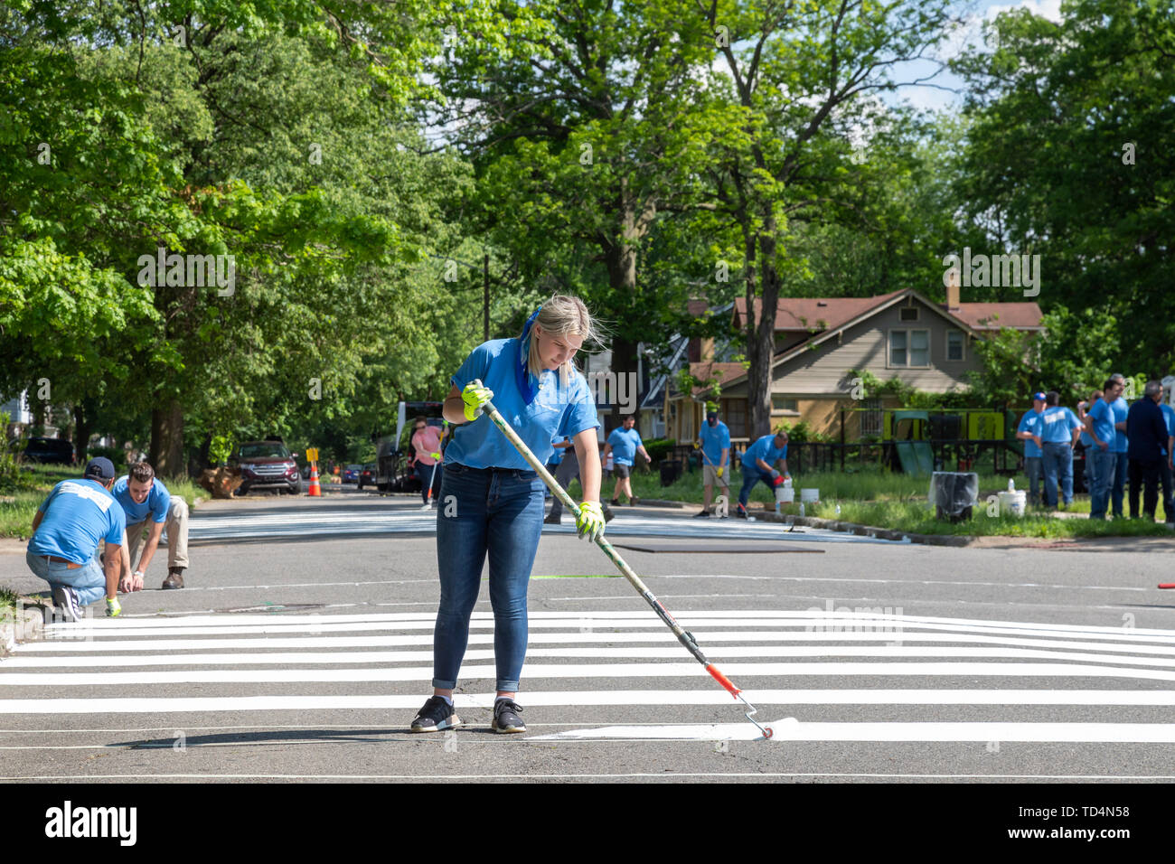Detroit, Michigan - die Freiwilligen von Cooper Standard Hilfe ein neuer Stadtpark im Morningside Nachbarschaft bauen. Sie sind Malerei weißen Streifen auf dem Stockfoto