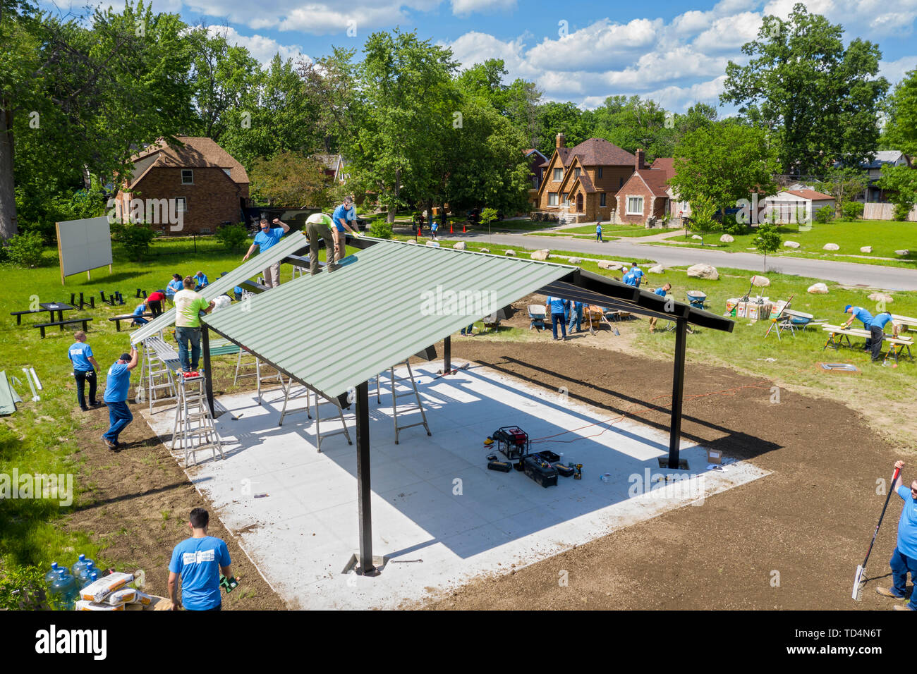 Detroit, Michigan - die Freiwilligen von Cooper Standard Hilfe ein neuer Stadtpark im Morningside Nachbarschaft bauen. Der Park wird gebaut, wo etwa ein Stockfoto
