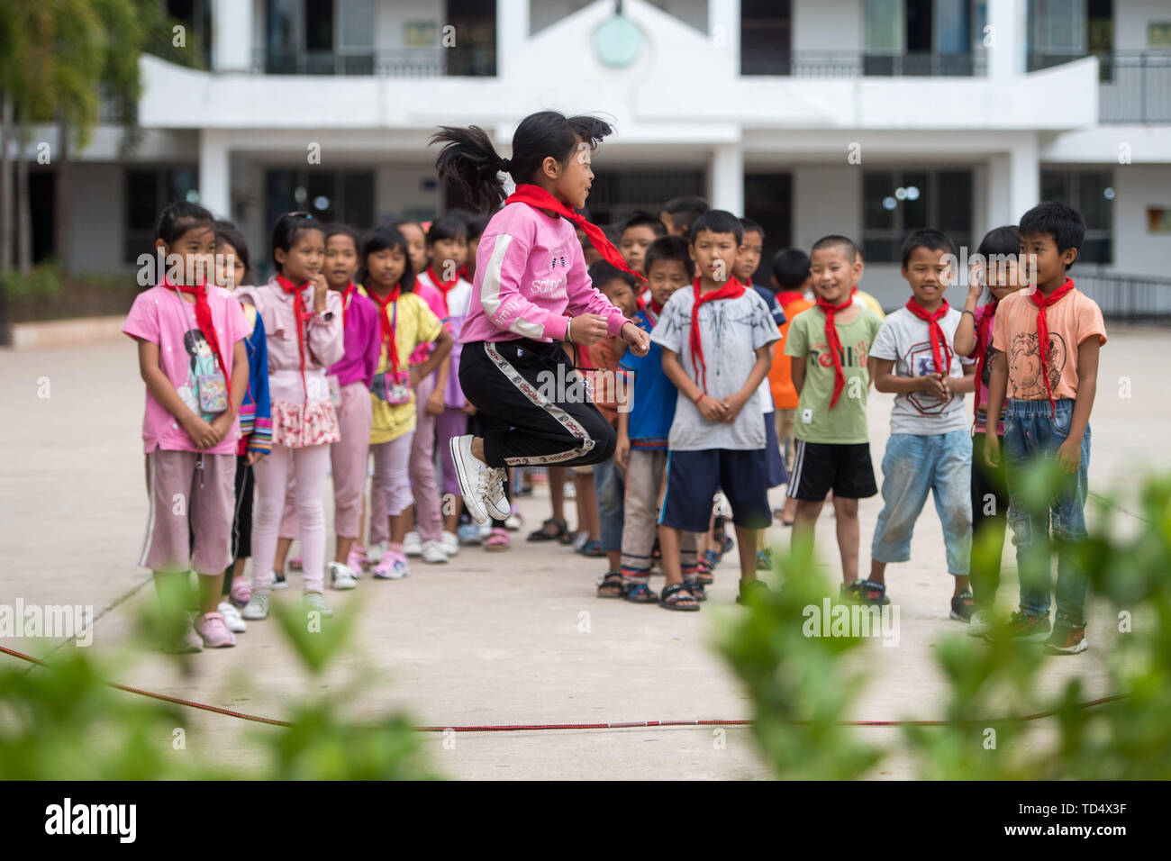 (190612) - JINGHONG, Juni 12, 2019 (Xinhua) - Schüler sportunterricht Klasse an einer Schule in Jino ethnischen Gemeinde auf jino Berg in Jinghong Xishuangbanna der Dai Autonomen Präfektur, im Südwesten der chinesischen Provinz Yunnan, 11. Juni 2019. Mit einer Bevölkerung von etwas mehr als 20.000, die jino hatten die Menschen erst seit 1979 offiziell als eigenständige ethnische Gruppe von China anerkannt. Bis 1949, die meisten von ihnen lebten seit Generationen in primitive mountain Stämme im Südwesten der chinesischen Provinz Yunnan. Derzeit ist die Grundschule in Jino ethnischen Gemeinde erreicht 100 Prozent Abdeckung für ein Stockfoto