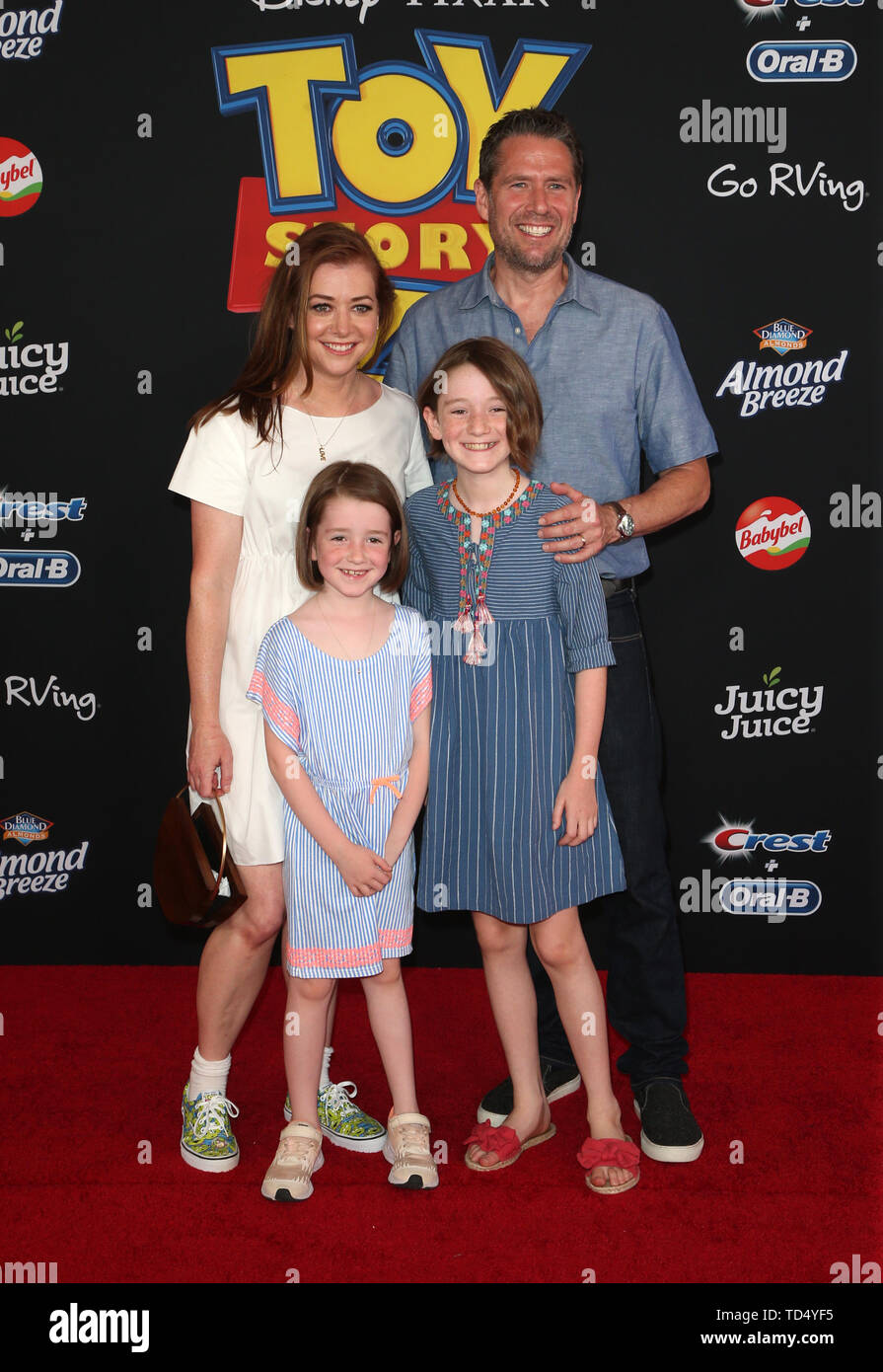 Hollywood, Ca. 11 Juni, 2019. Alyson Hannigan, Alexis Denisof, Satyana Marie Denisof, Keeva Jane Denisof, bei der Premiere von Disney und Pixar's 'Toy Story 4' im El Capitan Theatre in Hollywood, Kalifornien am 11. Juni 2019. Credit: Faye Sadou/Medien Punch/Alamy leben Nachrichten Stockfoto