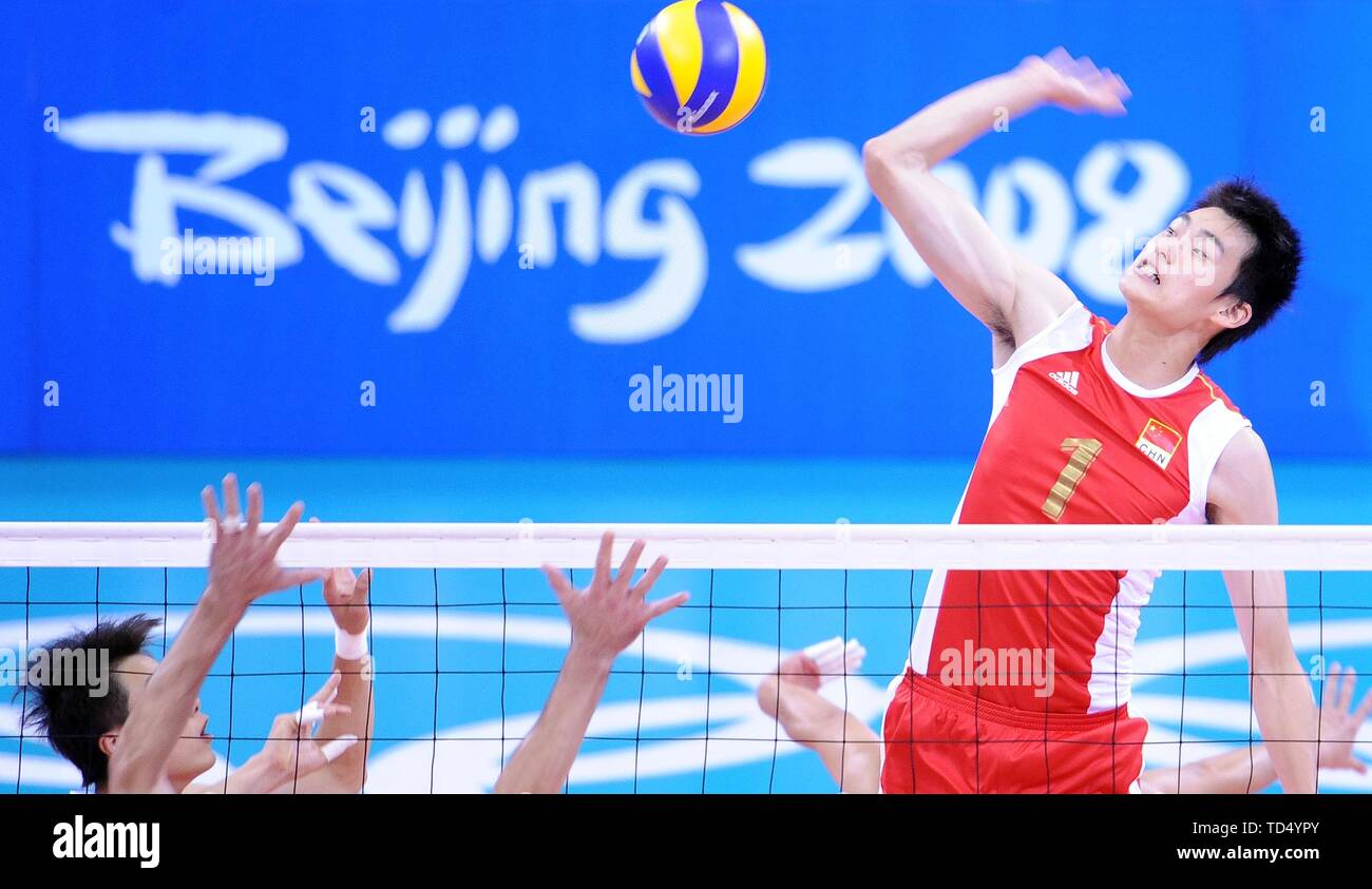 (190612) - Peking, 12. Juni 2019 (Xinhua) - Bian Hongmin von China konkurriert bei der Men's Volleyball Viertelfinale gegen Brasilien bei den Olympischen Spielen in Peking, die Hauptstadt von China, Nov. 20, 2008. In dieses Jahr fällt der 70. Jahrestag der Gründung der Volksrepublik China (nachstehend "VR China" genannt). Am 5. April 1959, Rong Guotuan gewann der Meister der Herren Einzel fall Am 25 ITTF World Tischtennis WM in Dortmund, Deutschland, Chinas erste Weltmeister. Chinesische Spieler mehr Leistungen in den 60 Jahren seitdem gemacht. (Xinhua / Zhao Zhongzhi) Stockfoto