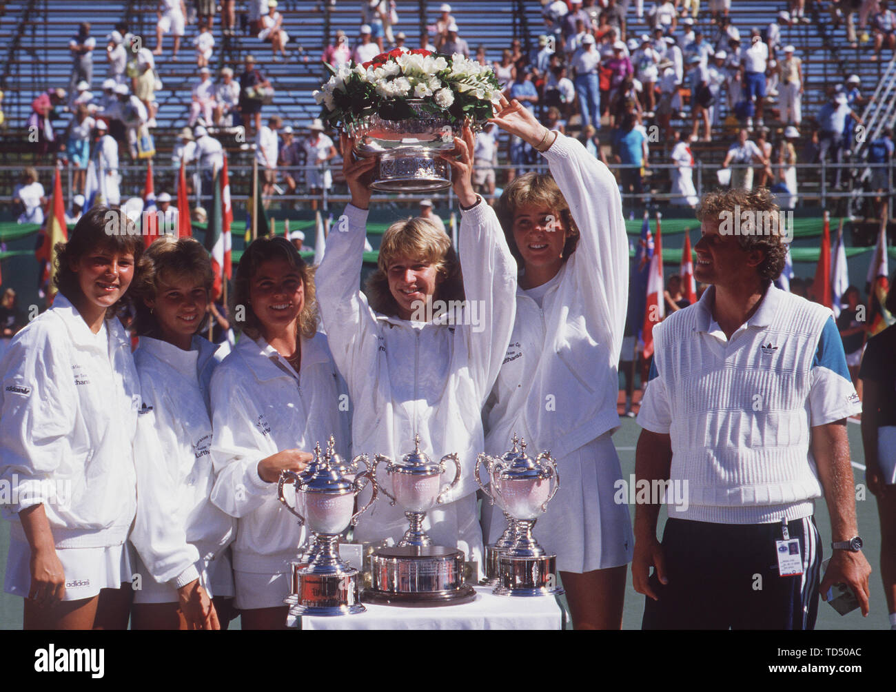 Steffi Graf wird 50 am Juni 14, 2019, 11 SN FedCup 1987 SP.jpg Tennis  Federations Cup 1987 in Vancouver: Preisverleihung für Team Deutschland mit  (von links) Claudia PORWICK, Silke Meier, Bettina BUNGE,