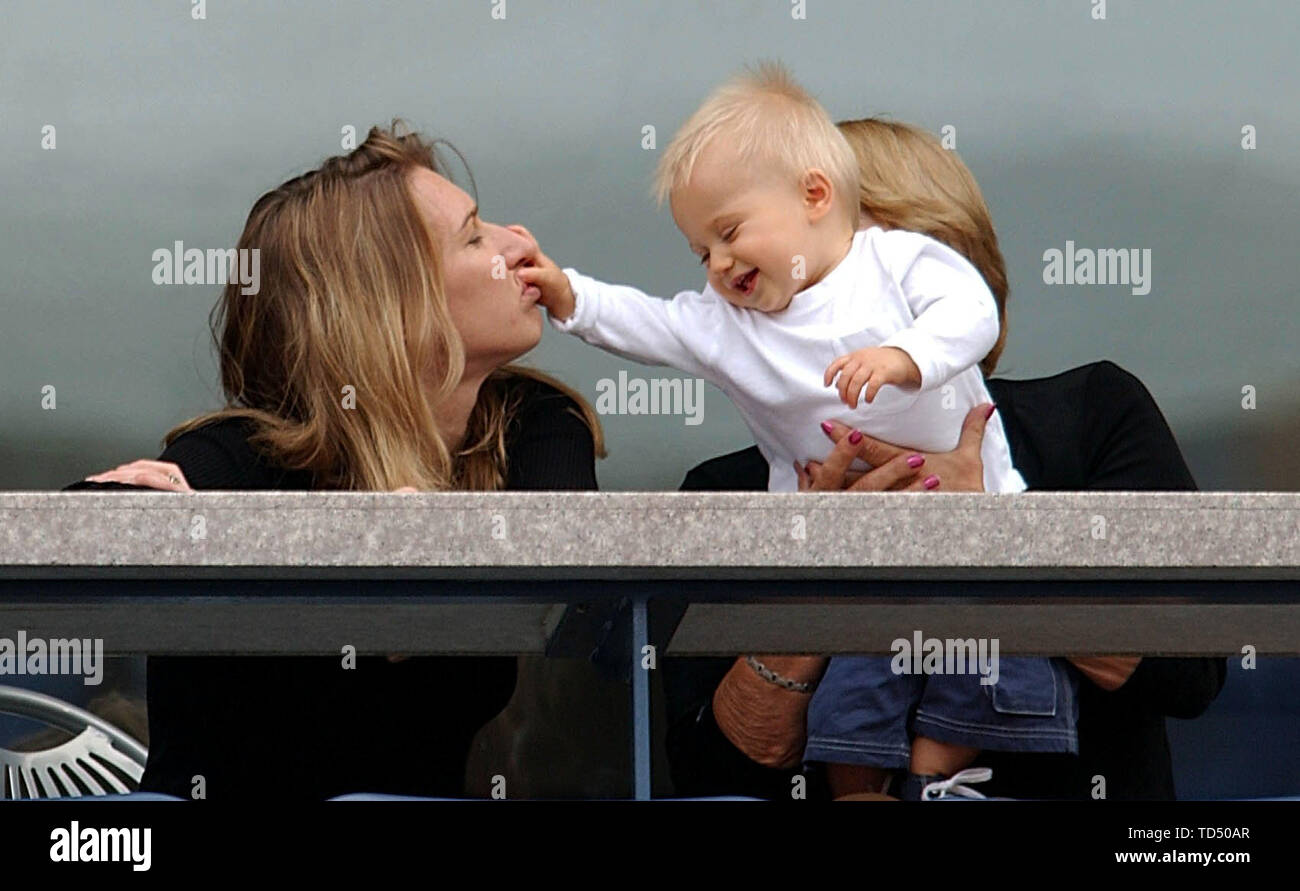 New York, USA. 12 Juni, 2019. Steffi Graf wird 50 am Juni 14, 2019, 02 SN Graf 3108.jpg Steffi Graf mit ihrem Sohn Jaden Gil als Zuschauer beim Spiel von ihrem Ehemann Andre Agassi bei den US Open 2002 Tennis Â | Nutzung der weltweiten Kredit: dpa/Alamy leben Nachrichten Stockfoto