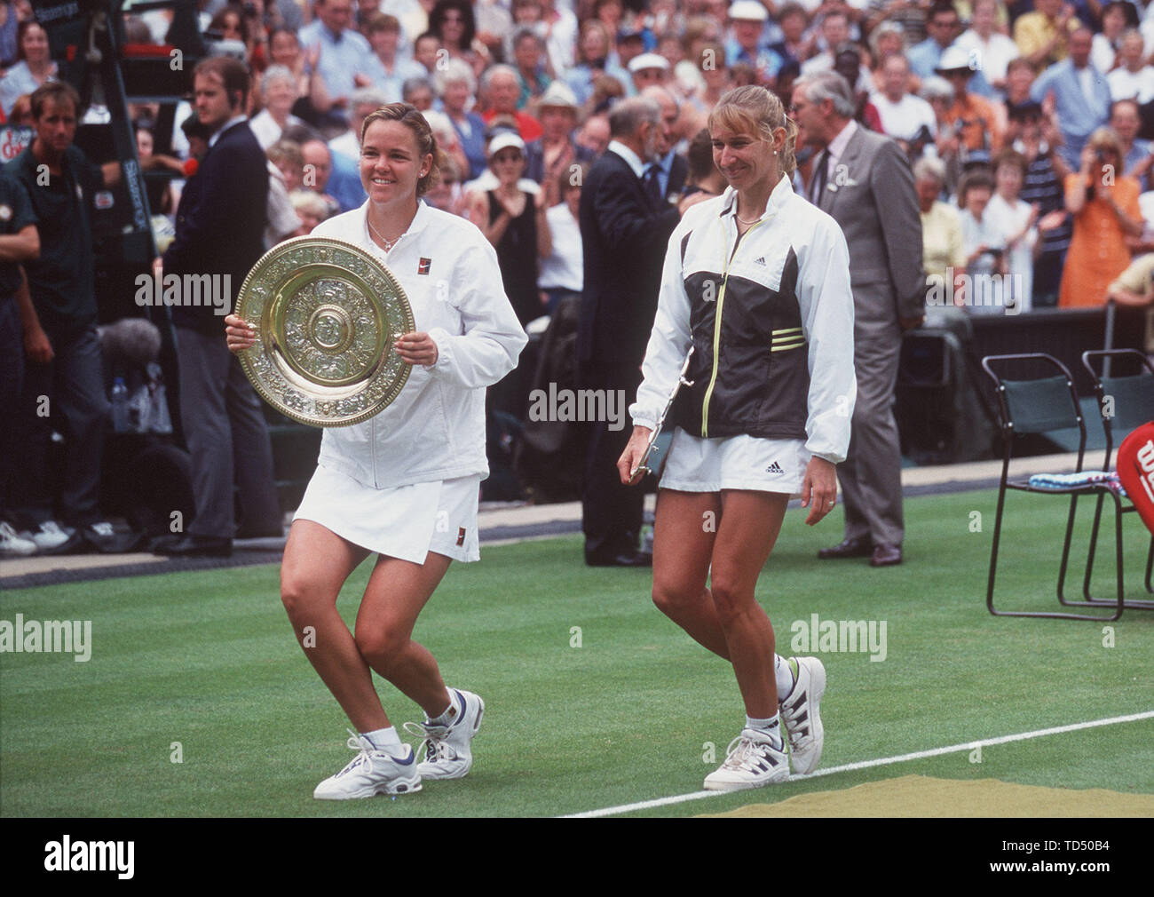 Steffi Graf wird 50 Am 14. Juni 2019, SN 06079908 SP.jpg Tennis Wimbledon 1999, Steffi Graf mit Lindsay DAVENPORT nach dem verlorenen Finale von Wimbledon SVEN SIMON # Huyssenallee 40-42 45128 Essen ##Tel.: 0201/234556 Fax: 0201/234539 Kto .1428150 Commerzbank Essen BLZ 36040039 Bild digital in Farbe auf Leonardo Pro übertragen werden, oder APIS Online unter 089 455022 62. | Verwendung weltweit Stockfoto