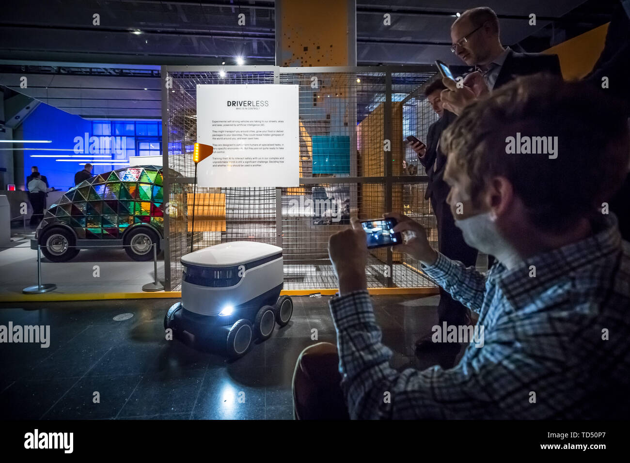 London, Großbritannien. 12. Juni 2019. Fahrerlose Technik 'Wer ist in?' Ausstellung ist das Museum der Wissenschaft ins Leben gerufen. Die Besucher nehmen Fotos aus einem Raumschiff Lieferung Roboter - derzeit in Verwendung mit dem Ziel, Lebensmittel- und Paketzustellung zu revolutionieren. Erkunden sie die Geschichte des Selbst - das Fahren von Fahrzeugen, die Ausstellung untersucht auch, wie viel wir bereit sind, sie zu übertragen und wie ihre weitere Entwicklung könnte aus Gewohnheiten, Verhaltensweisen und Gesellschaft. Credit: Guy Corbishley/Alamy leben Nachrichten Stockfoto