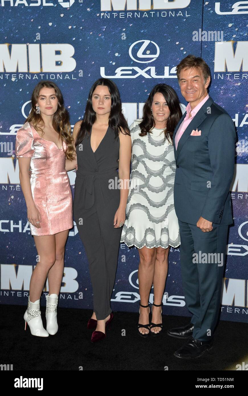 New York, NY, USA. 11 Juni, 2019. Lisa Lemole, Dr. DrMehmet Oz, Familie bei der Ankunft für MÄNNER IN SCHWARZ: internationale Premiere, AMC Loews Lincoln Square 13, New York, NY 11. Juni 2019. Credit: Kristin Callahan/Everett Collection/Alamy leben Nachrichten Stockfoto