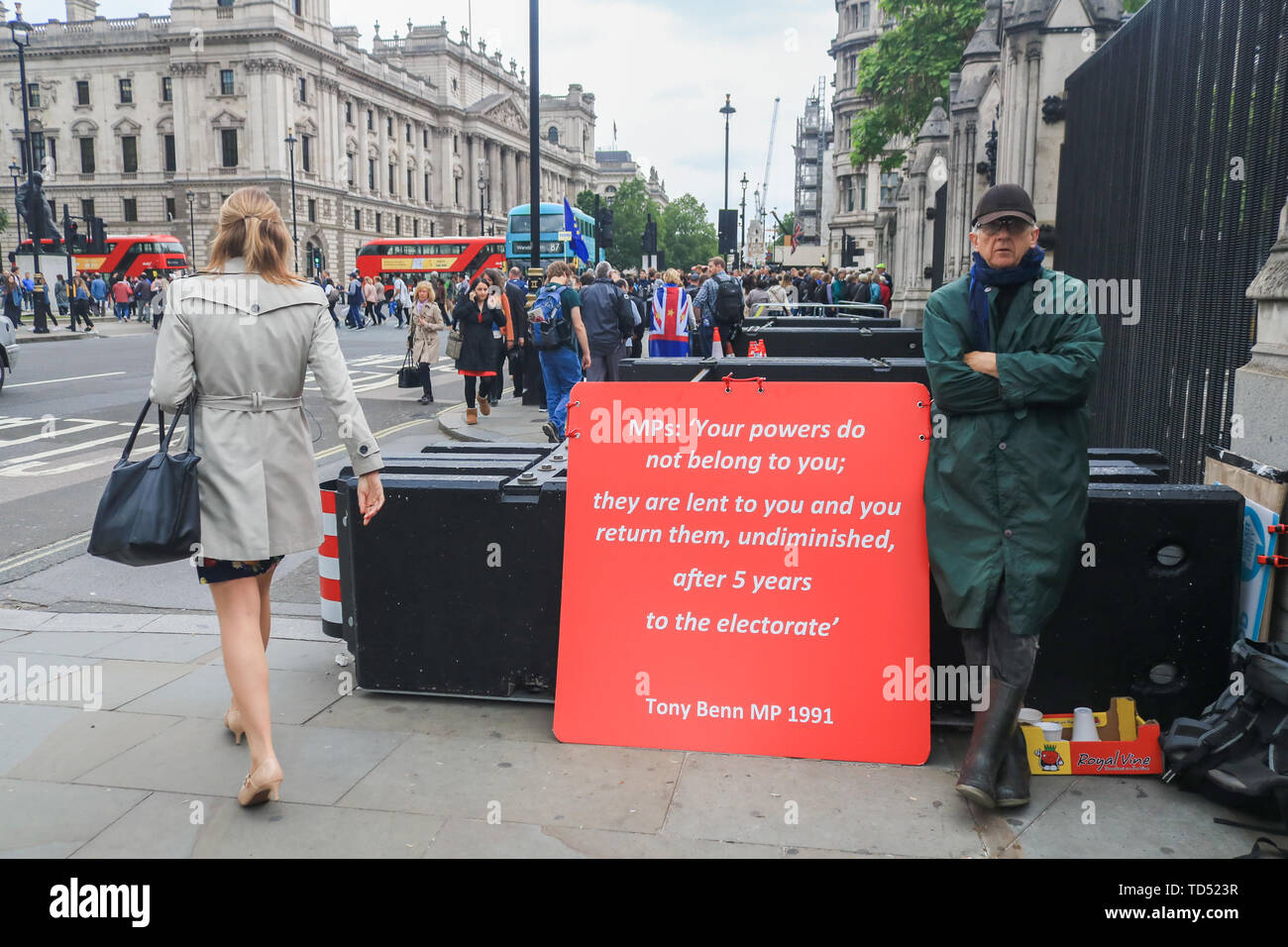 London, Großbritannien. 12 Juni, 2019. Proteste Zeichen von pro Demonstranten lassen außerhalb des Parlaments an dem Tag, an dem die Labour Party bereitet Tabelle eine parteiübergreifende Bewegung, um zu versuchen, einen künftigen Ministerpräsidenten durch eine nicht-deal Brexit gegen den Willen des MPs mit starken Quoten auf Pro Brexit frontrunner Boris Johnson gelingen Theresa May, die bevorzugt eine Kein Deal Credit: Amer ghazzal/Alamy Leben Nachrichten zu stoppen Stockfoto