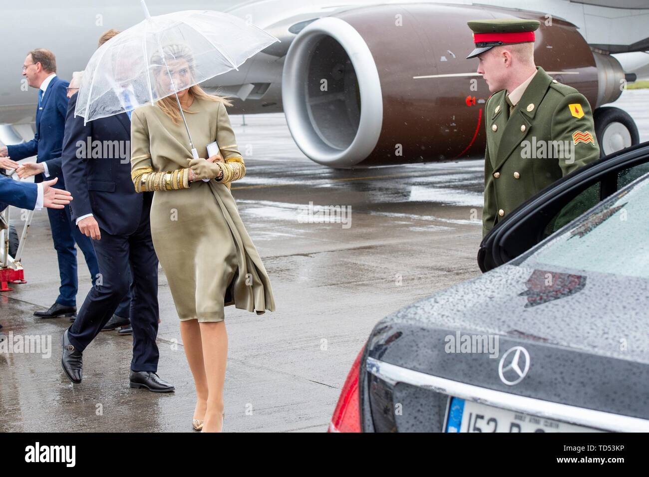 Dublin, Irland. 12 Juni, 2019. König und Königin Maxima Willem-Alexander der Niederlande bei Ankunft am Flughafen in Dublin am 12. Juni 2019, am 1. eines 3 Tage Zustand - Besuch in Irland auf Einladung des Präsidenten Higgins Foto: Albert Nieboer/Niederlande/Point de Vue | Quelle: dpa/Alamy leben Nachrichten Stockfoto