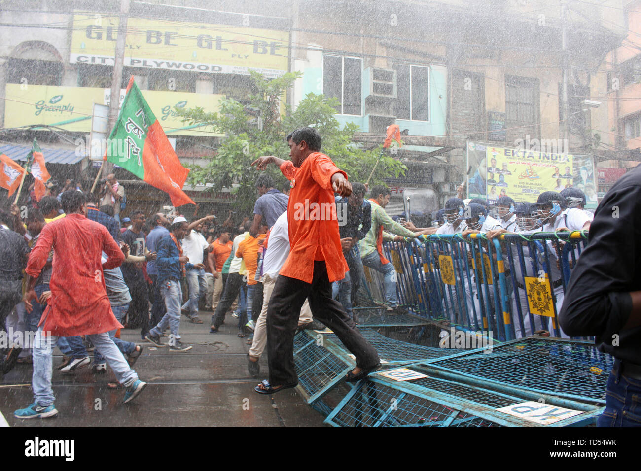 Kolkata, Indien. 12 Juni, 2019. Polizisten Feuer Wasserwerfern gegen Demonstranten während der Demonstration. Die BJP-Führer verkündete ein Demonstrationszug in Richtung Laalbazar, Polizei HQ von Westbengalen nach drei seiner Arbeitnehmer in Gewalt in Sandeshkhali in Nord 24 Parganas Bezirk in der vergangenen Woche getötet wurden. Ihr Protest März bis Kolkata Polizei Hauptquartier in der Stadt Lalbazar Bereich gedreht heftig am Mittwoch, als die Partei der Arbeitnehmer mit der Polizei aneinandergeraten. Credit: SOPA Images Limited/Alamy leben Nachrichten Stockfoto