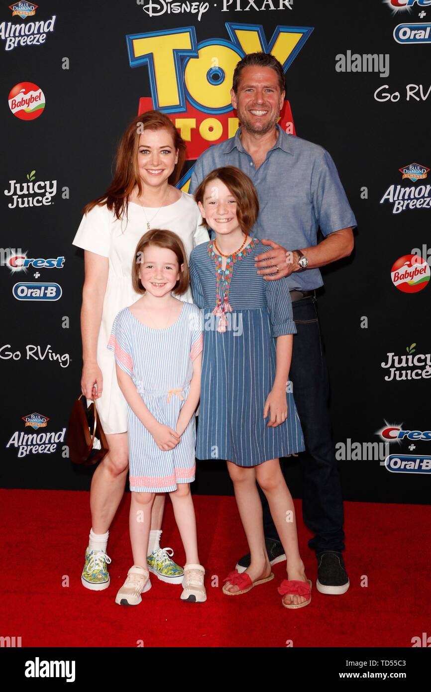 Alyson Hannigan, Keeva Jane Denisof, Satyana Marie Denisof Alexis Denisof in der Ankunftshalle für Toy Story 4 Premiere, El Capitan Theatre, Los Angeles, CA 11. Juni 2019. Foto von: Priscilla Grant/Everett Collection Stockfoto