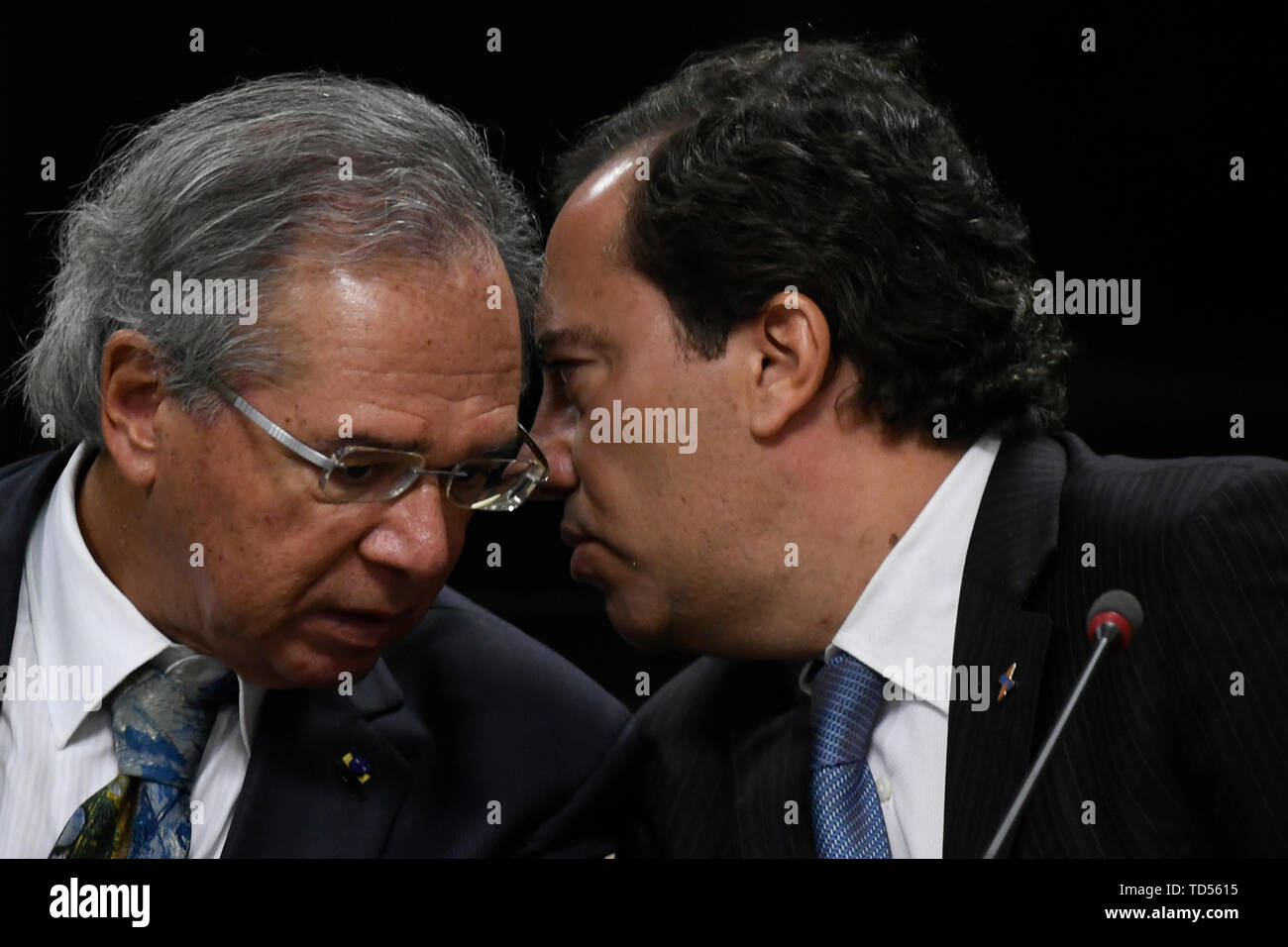 Brasilia, Brasilien. 12 Juni, 2019. Paulo Guedes und Pedro Guimaraes - Paulo Guedes, Minister für Wirtschaft, begleitet von Pedro Guimaraes, Präsident der Caixa, während einer Pressekonferenz am Mittwoch, 12. Juni, wo er kündigt die Rückkehr der R $ 3 Milliarden an die Staatskasse. Die Rückkehr wird von der Caixa, Teil der insgesamt eine Schuld von $ 43 Milliarden. Foto: Mateus Bonomi/AGIF AGIF/Alamy Credit: Live-Nachrichten Stockfoto