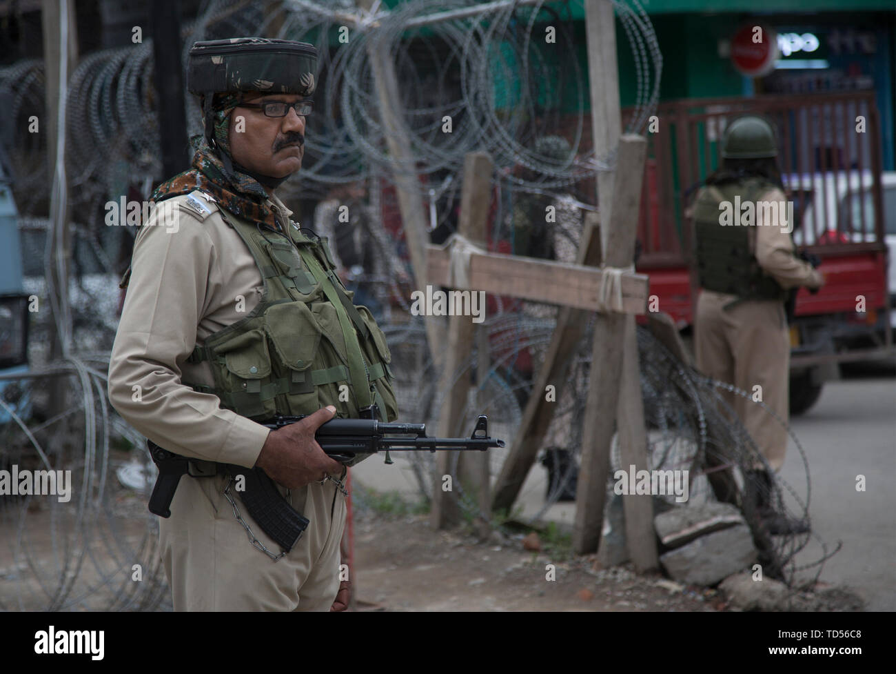 Srinagar, Indisch kontrollierten Teil Kaschmirs. 12 Juni, 2019. Indische paramilitärischen troopers stand Guard außerhalb ihrer Bunker in Srinagar, Stadt, die Hauptstadt des indischen Sommers-kontrollierten Kaschmir, 12. Juni 2019. Zumindest gibt Sicherheit Personal Indiens para-militärischen Zentrale Reserve Polizei (Crpf) getötet und fünf weitere verletzt, wenn einige nicht identifizierten Terroristen Ihnen am Mittwoch in Indien angegriffen - Kaschmir Anantnag Bezirk kontrolliert. Credit: Javed Dar/Xinhua/Alamy leben Nachrichten Stockfoto