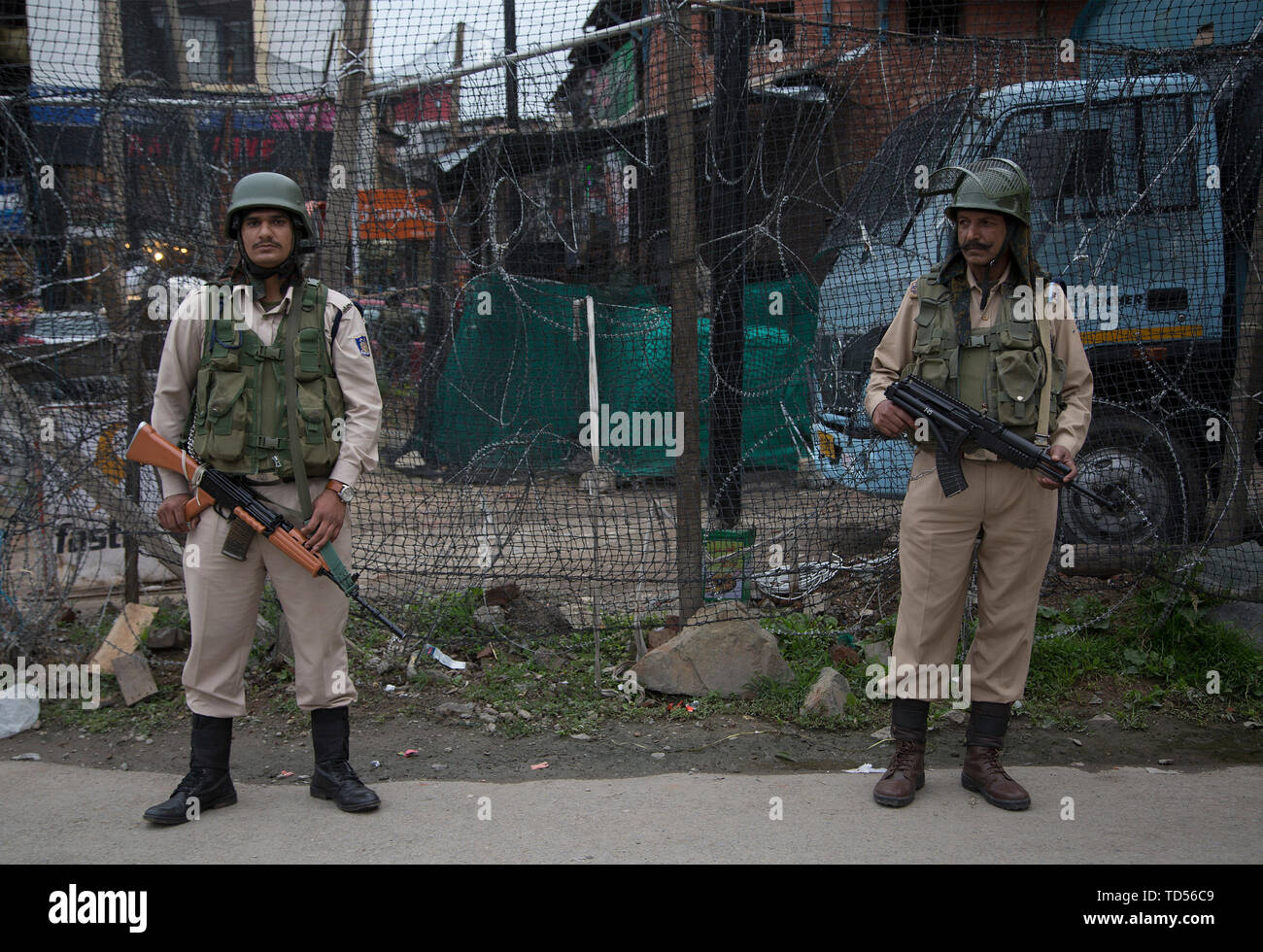 Srinagar, Indisch kontrollierten Teil Kaschmirs. 12 Juni, 2019. Indische paramilitärischen troopers stand Guard außerhalb ihrer Bunker in Srinagar, Stadt, die Hauptstadt des indischen Sommers-kontrollierten Kaschmir, 12. Juni 2019. Zumindest gibt Sicherheit Personal Indiens para-militärischen Zentrale Reserve Polizei (Crpf) getötet und fünf weitere verletzt, wenn einige nicht identifizierten Terroristen Ihnen am Mittwoch in Indien angegriffen - Kaschmir Anantnag Bezirk kontrolliert. Credit: Javed Dar/Xinhua/Alamy leben Nachrichten Stockfoto