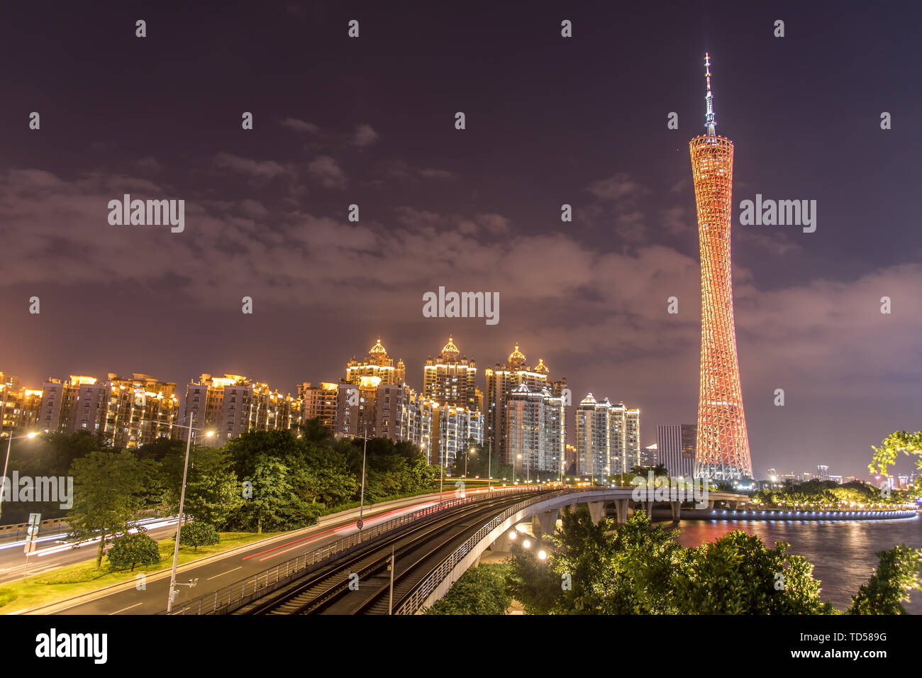 Tag und Nacht Guangzhou Tower, verschiedenen Winkeln betrachten verschiedene kleine Barbar Taille, die andere Farbe. Stockfoto