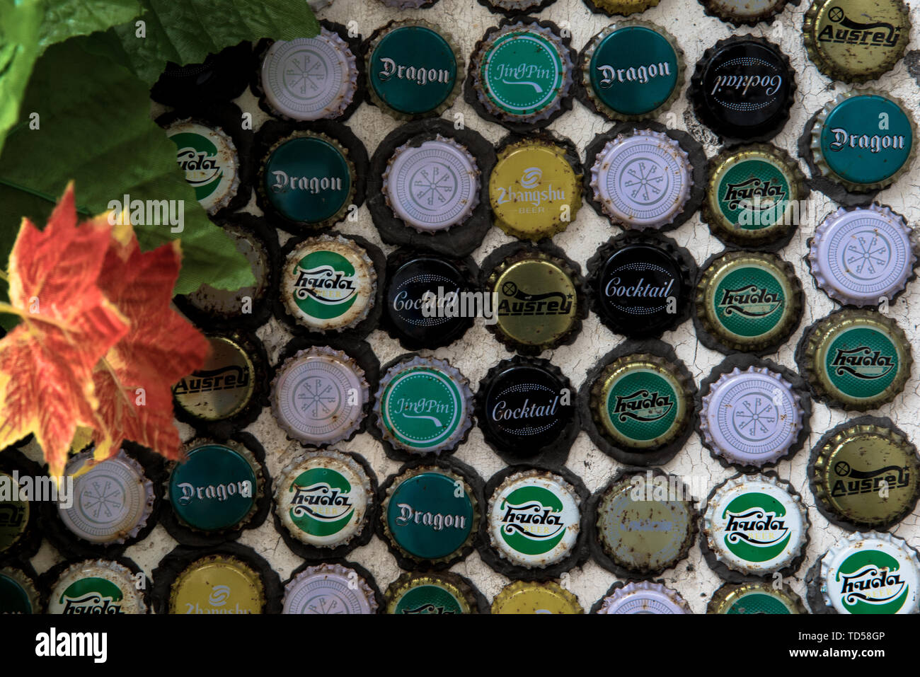 Kreative Wand mit Bier Kronkorken eingerichtet Stockfoto
