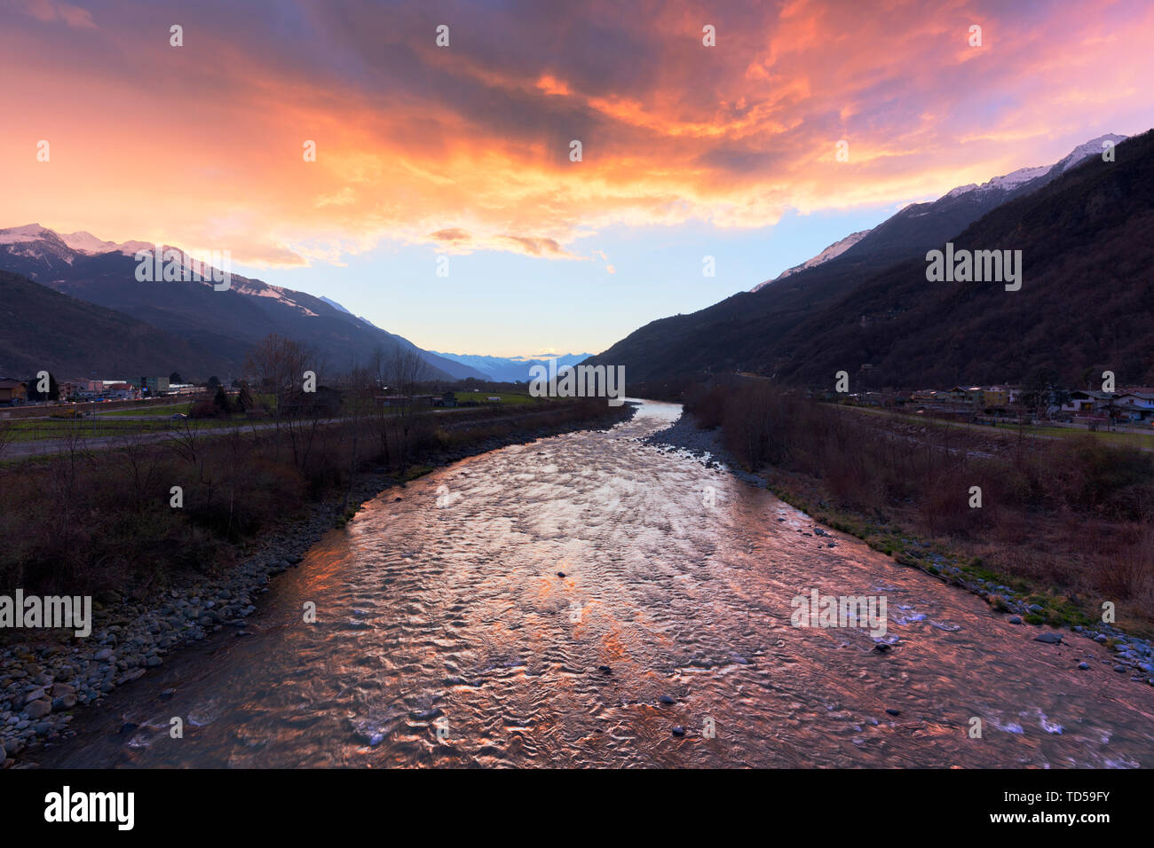 Sonnenuntergang auf den Fluss Adda, Valtellina, Lombardei, Italien, Europa Stockfoto