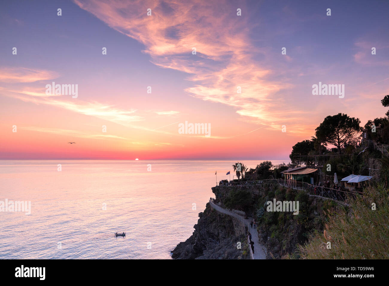 Sonnenuntergang auf dem Meer über den Panoramablick Wanderweg von Manarola, Cinque Terre, UNESCO-Weltkulturerbe, Ligurien, Italien, Europa Stockfoto