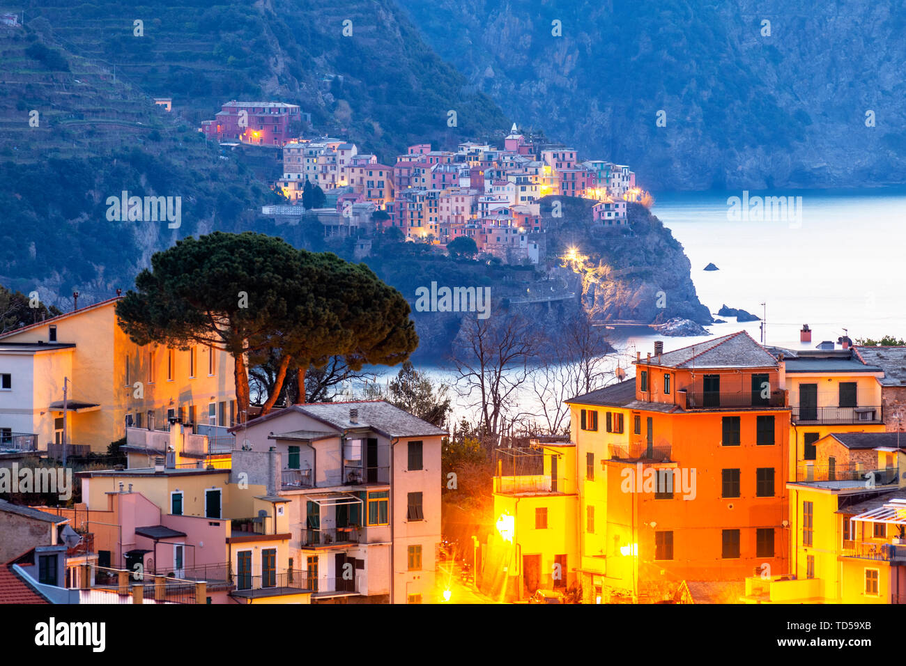 Dorf von Corniglia Manarola mit Häusern im Vordergrund, Cinque Terre, UNESCO-Weltkulturerbe, Ligurien, Italien, Europa Stockfoto