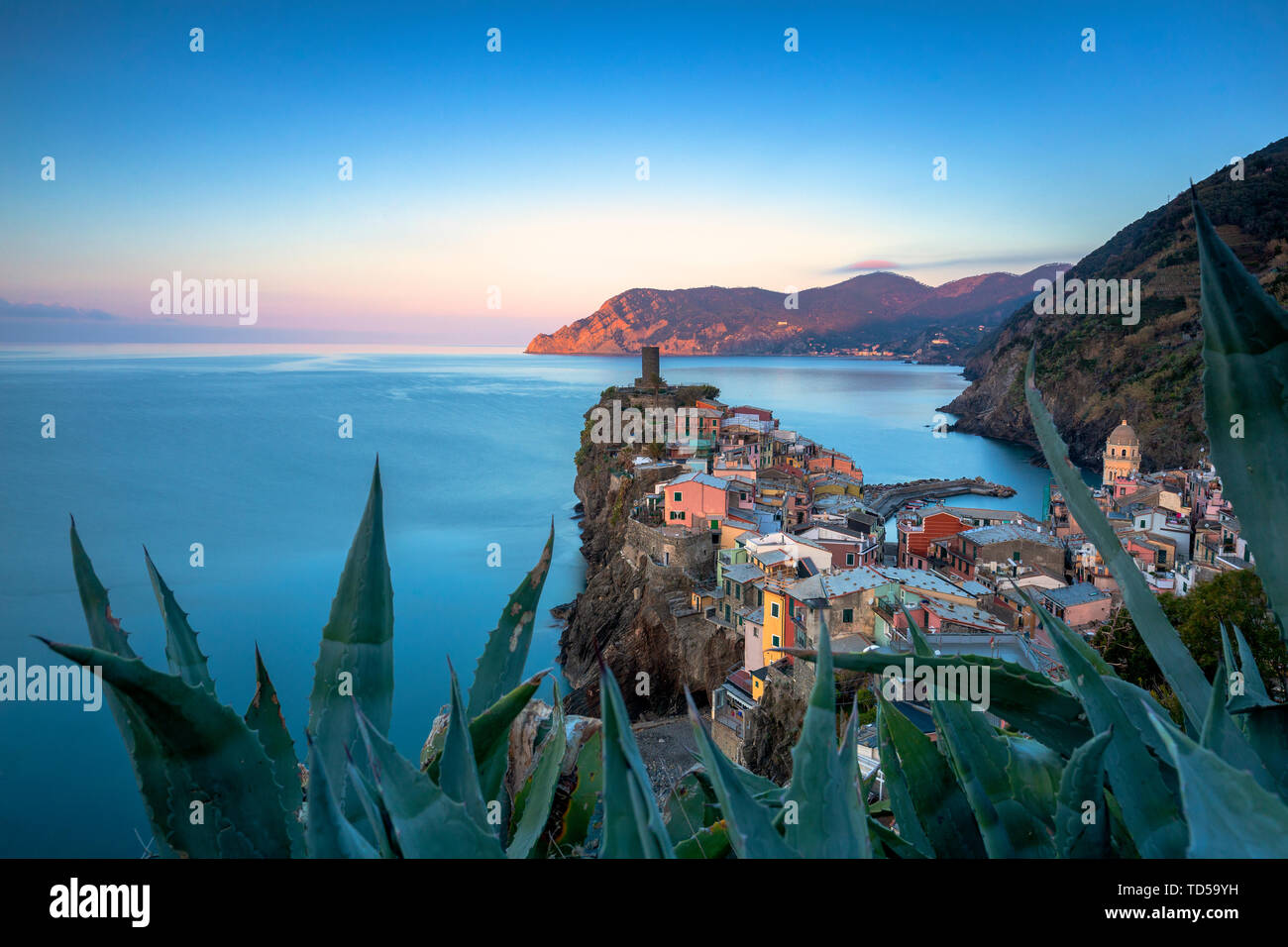 Sonnenaufgang auf dem Dorf Vernazza, Cinque Terre, UNESCO-Weltkulturerbe, Ligurien, Italien, Europa Stockfoto