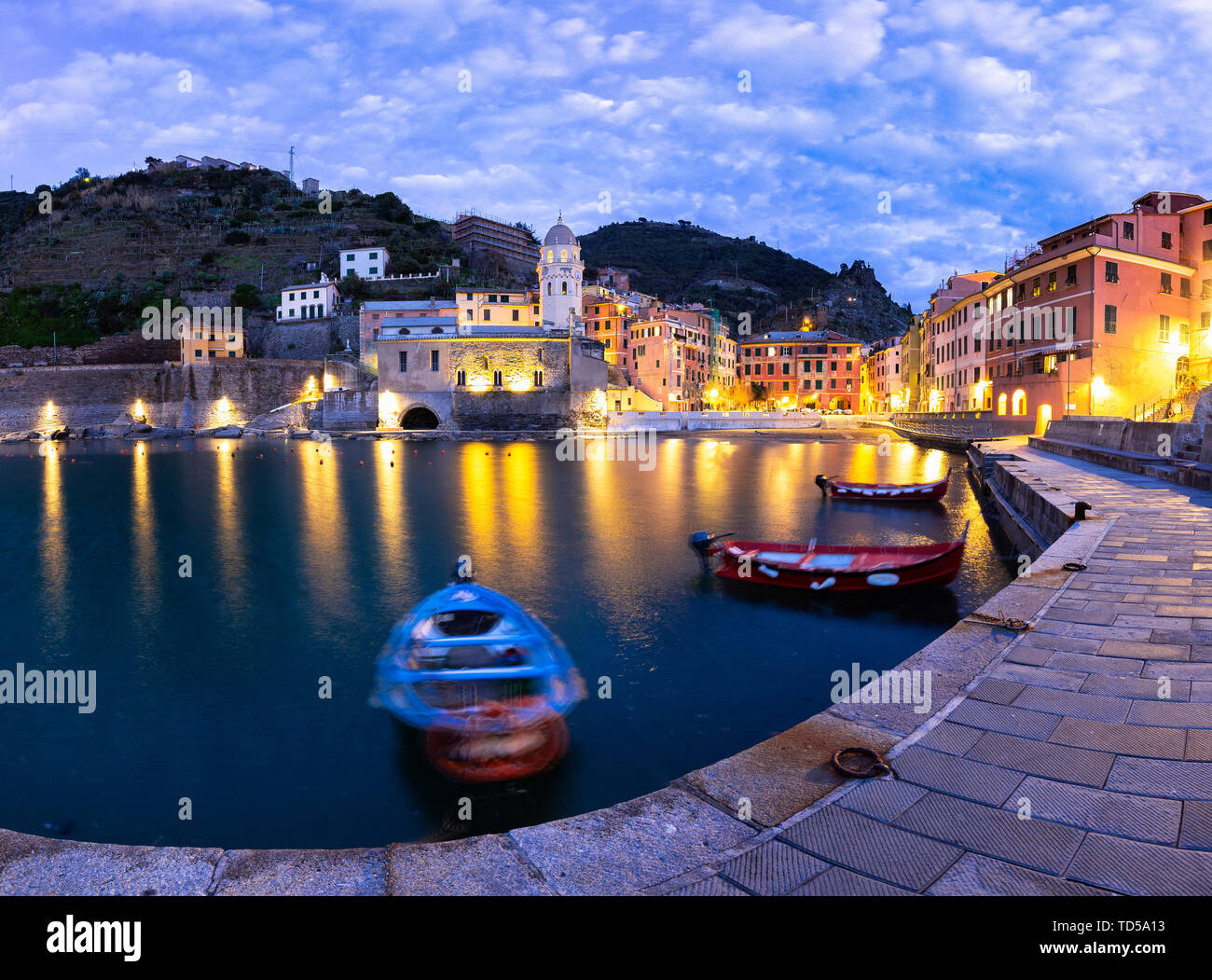Angelegte Boote im Hafen von Vernazza bei Dämmerung, Cinque Terre, UNESCO-Weltkulturerbe, Ligurien, Italien, Europa Stockfoto