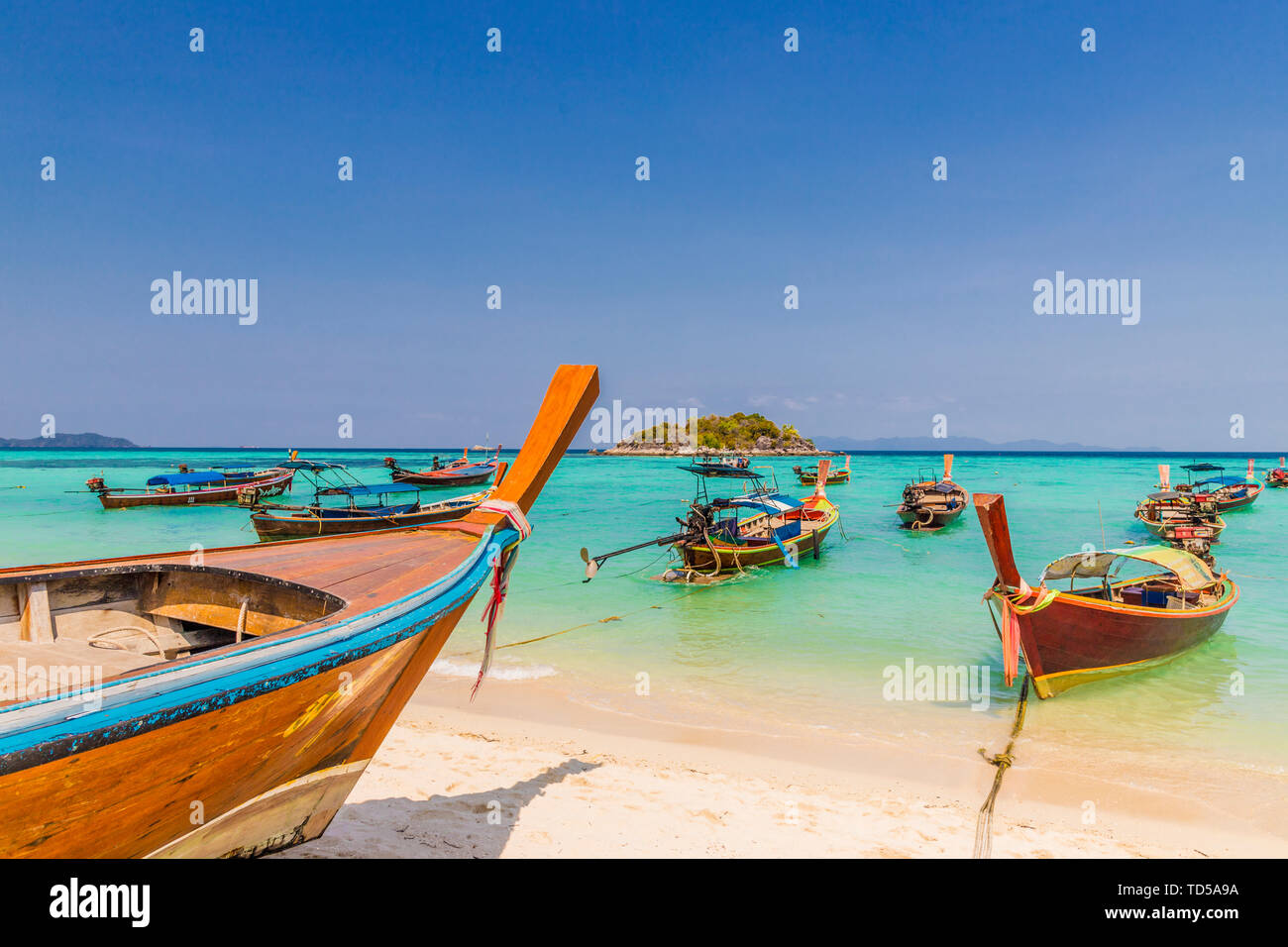Longtail Boote auf Sunrise Beach auf Ko Lipe in Tarutao National Marine Park, Thailand, Südostasien, Asien Stockfoto