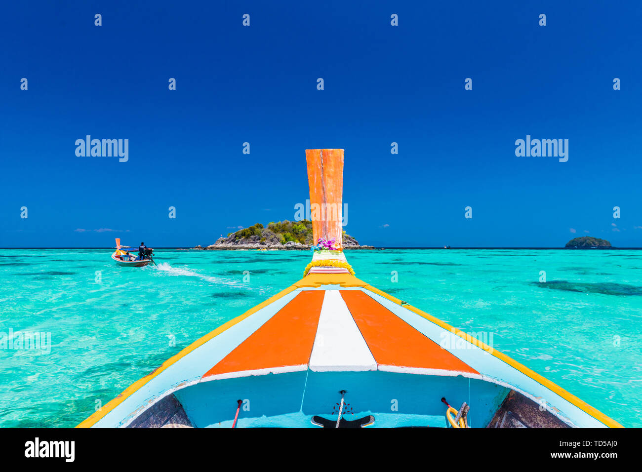 Eine bunte long tail Boot auf Ko Lipe Insel in Tarutao National Marine Park, Thailand, Südostasien, Asien Stockfoto