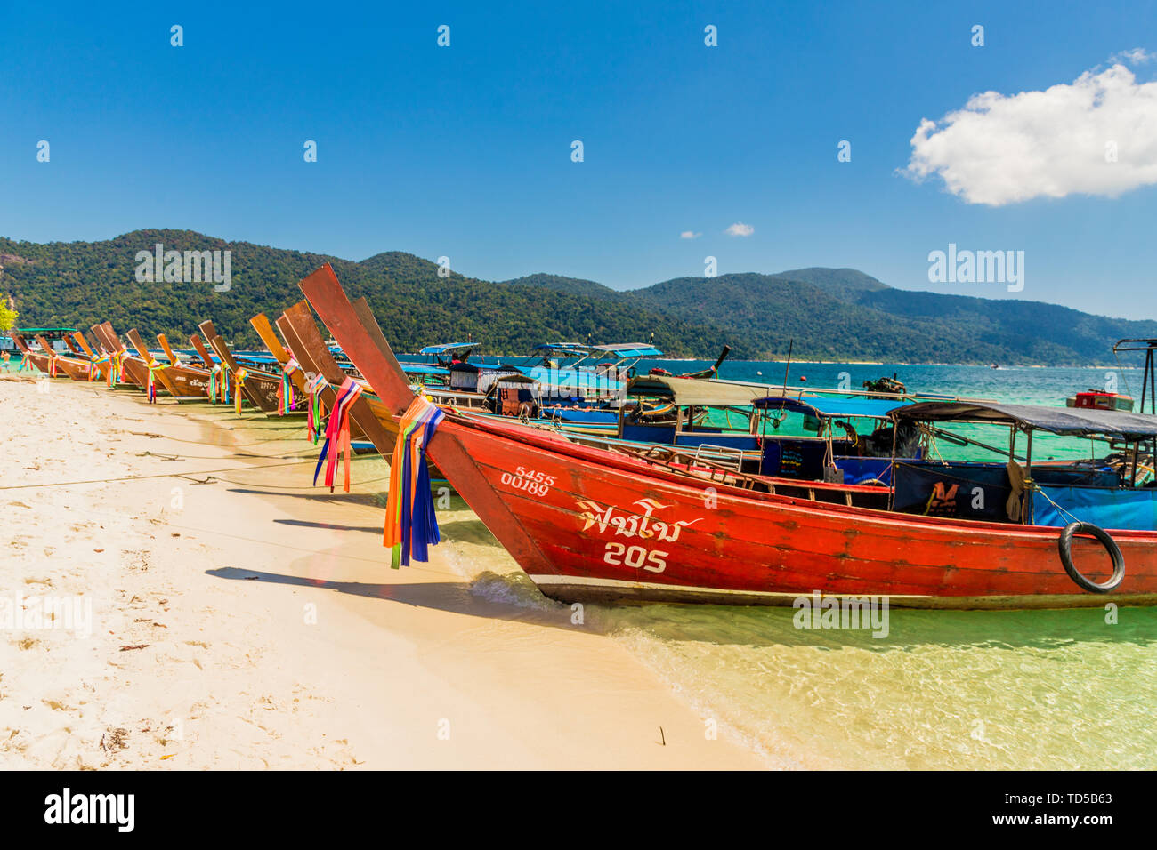 Long tail Boote auf Ko Rawi Insel in Tarutao Marine National Park, in Thailand, Südostasien, Asien Stockfoto