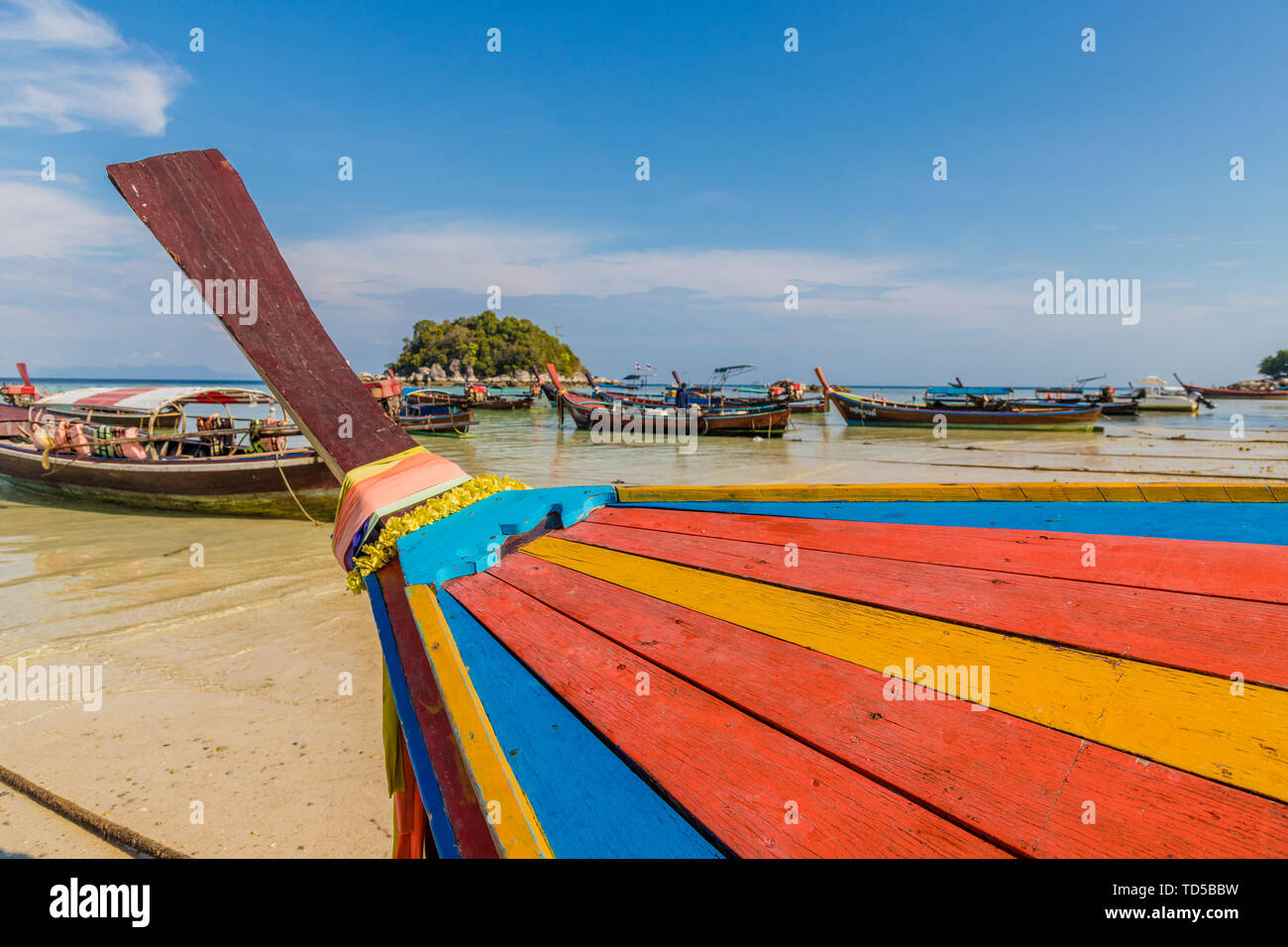 Bunte long tail Boot in Ko Lipe, Tarutao National Marine Park, Thailand, Südostasien, Asien Stockfoto