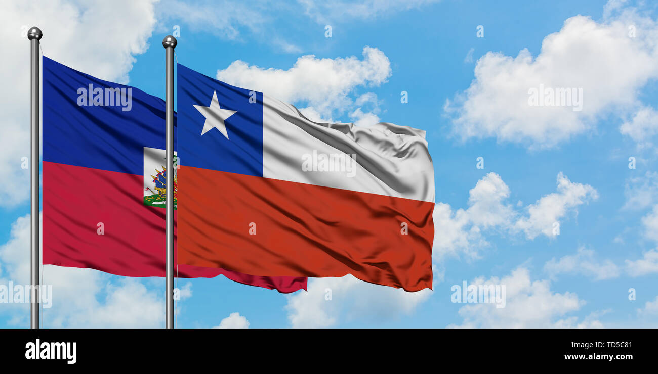 Haiti und Chile Flagge im Wind gegen Weiße bewölkt blauer Himmel zusammen. Diplomatie Konzept, internationale Beziehungen. Stockfoto