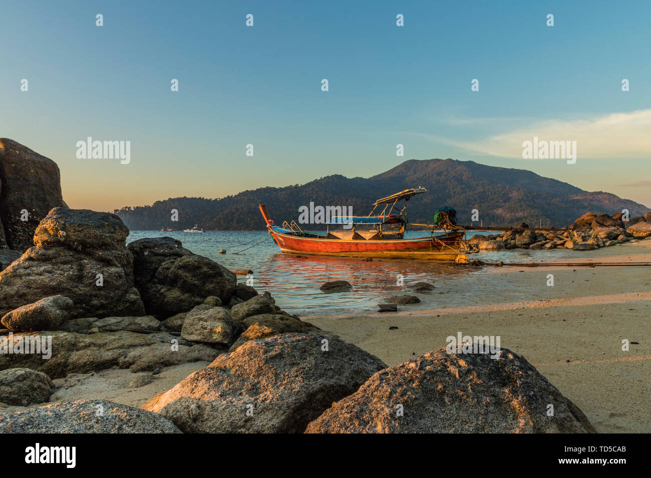 Ein Longtail Boot bei Einbruch der Dunkelheit in Ko Lipe, Tarutao National Marine Park, Thailand, Südostasien, Asien Stockfoto