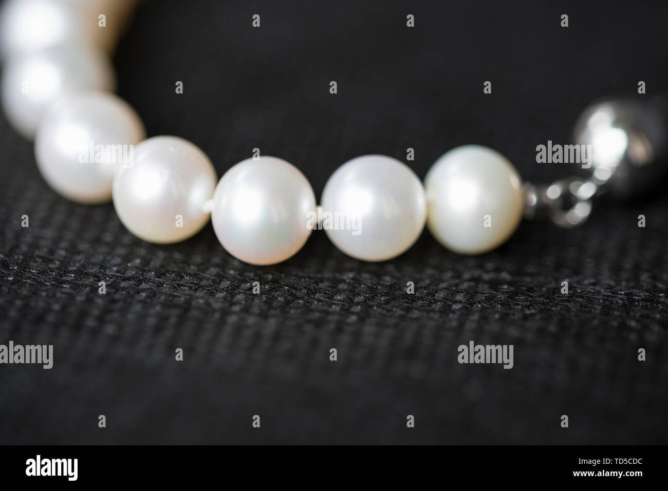 Perlenkette auf schwarzem Hintergrund Stockfoto