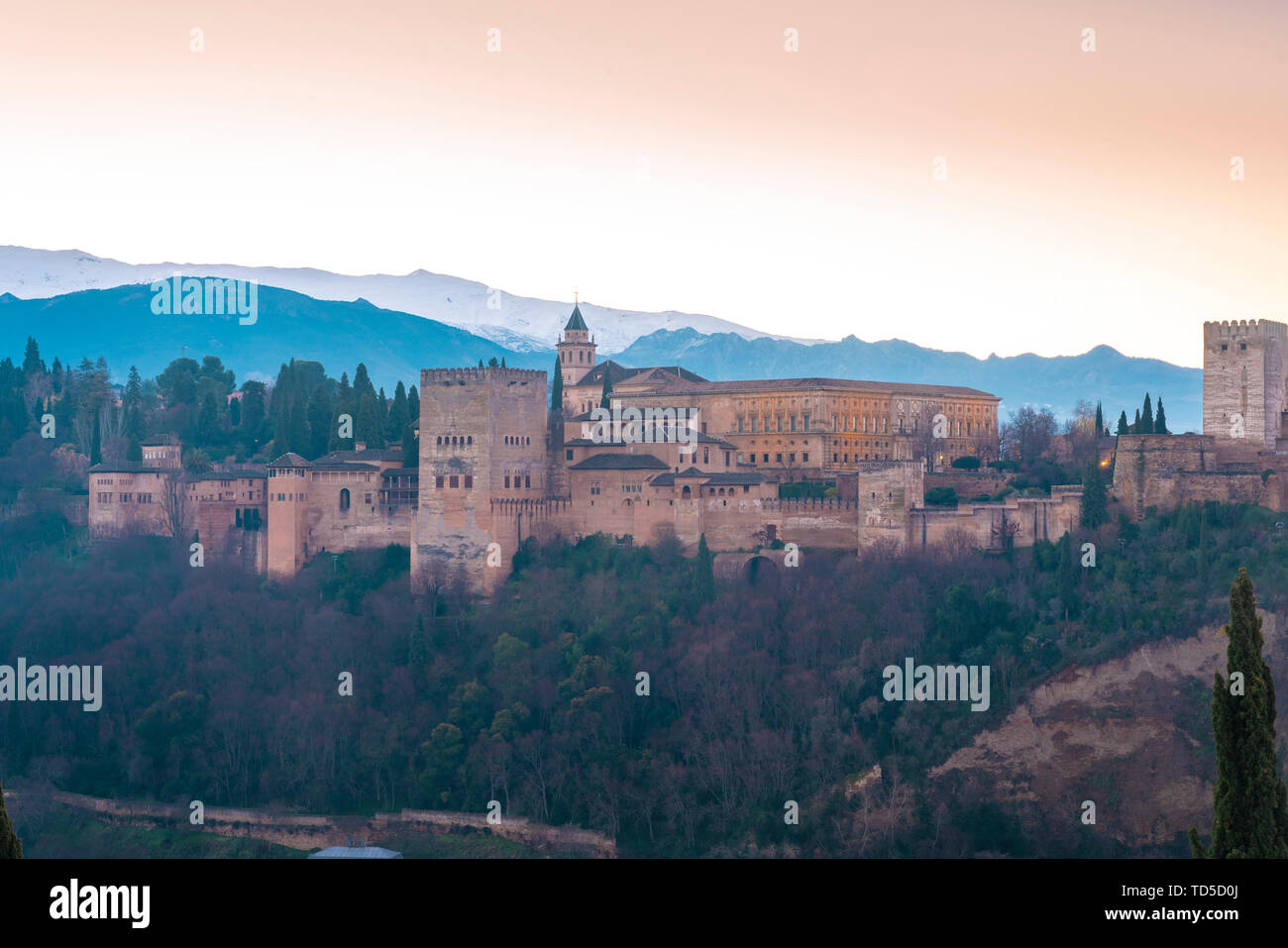 Blick auf die Alhambra bei Sonnenaufgang, Weltkulturerbe der UNESCO, von Albaicin, Granada, Andalusien, Spanien, Europa Stockfoto
